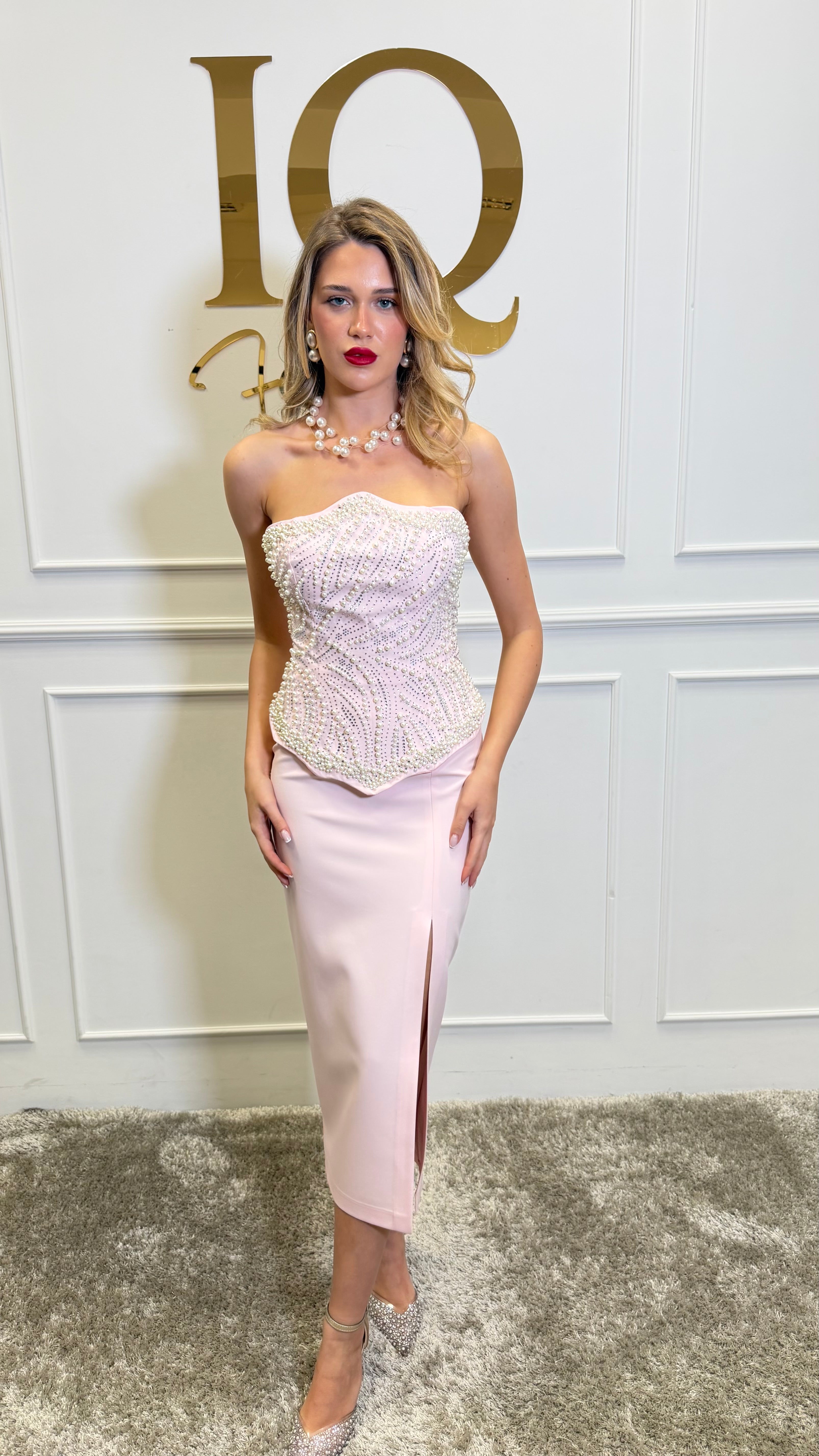 Rochie roz Amnezia de la iqfashioncluj, model elegant, cu croială feminină și detalii moderne, pe manechin.