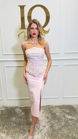 Rochie roz Amnezia de la iqfashioncluj, model elegant, cu croială feminină și detalii moderne, pe manechin.