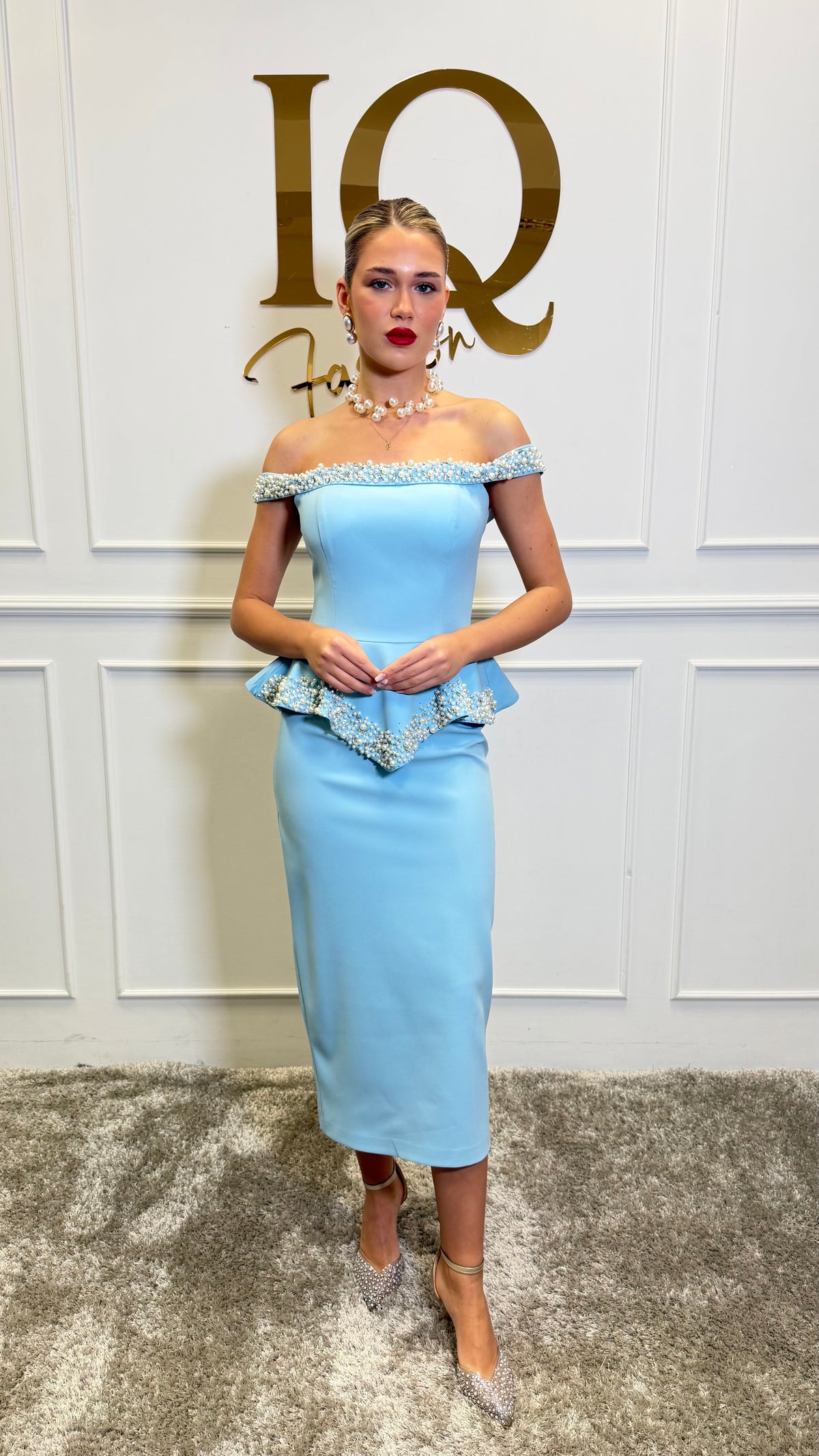 Rochie Adaline Blue de la iqfashioncluj, rochie elegantă albastră, material textil și croială modernă, vizibilă în imagine.
