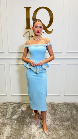 Rochie Adaline Blue de la iqfashioncluj, rochie elegantă albastră, material textil și croială modernă, vizibilă în imagine.