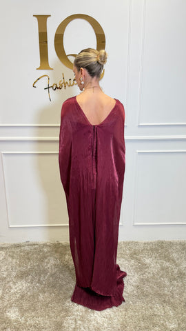 Rochie cu pelerină India bordo de la iqfashioncluj, fabricată din material elegant, cu detalii decorative și croială stilată.