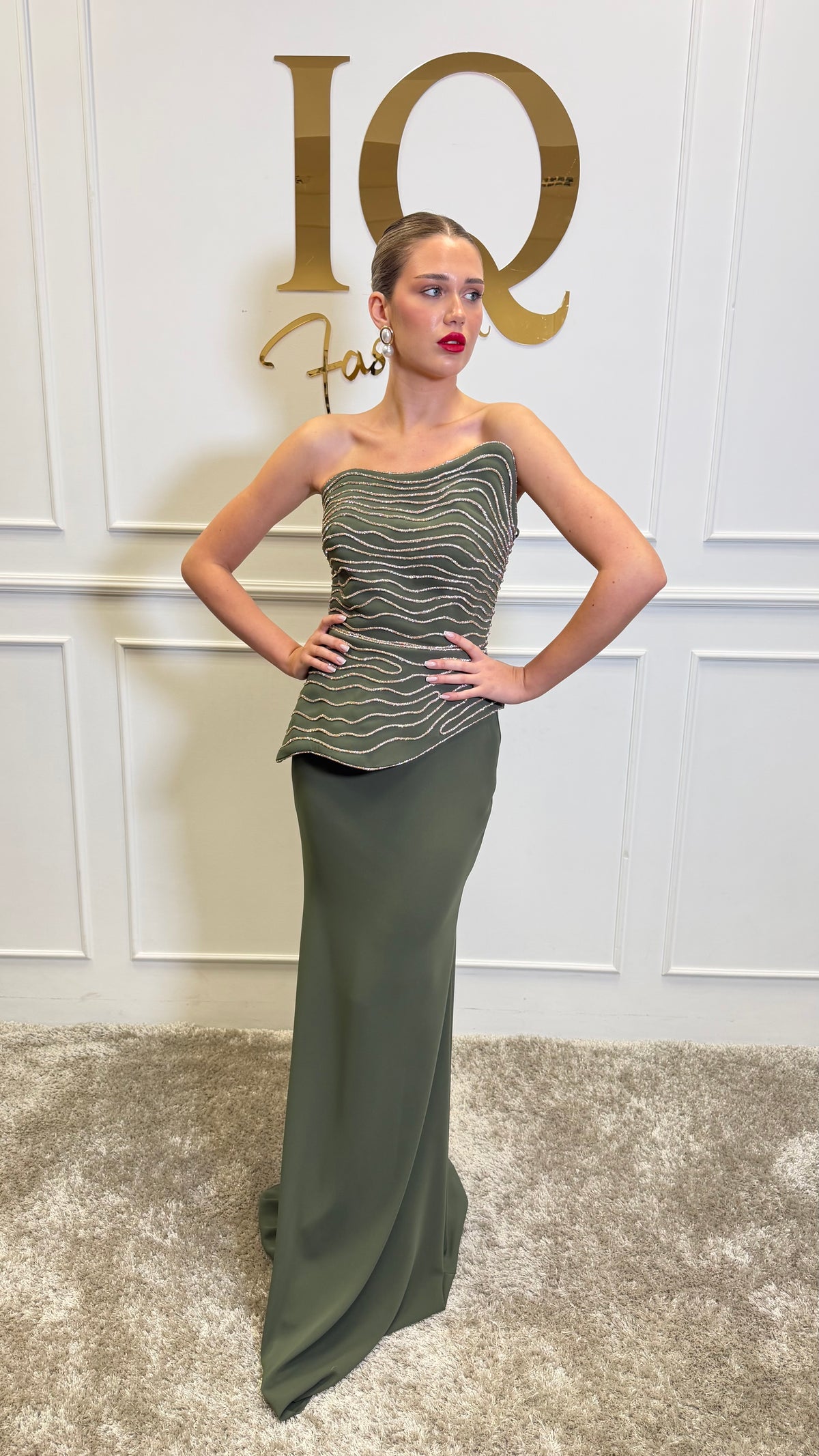 Rochie Celesia verde măslin, de damă, din colecția iqfashioncluj, cu croială elegantă și detalii moderne, pe model.