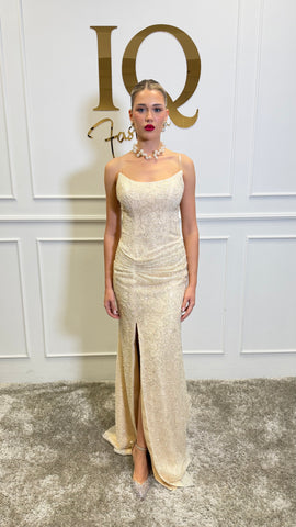 Rochie eleganta Clarence Champagne de la iqfashioncluj, croiala moderna și detalii sofisticate, pentru ocazii speciale.