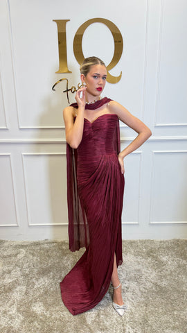 Rochie cu pelerină India bordo de la iqfashioncluj, elegantă și modernă, vizibilă cu detalii și croială rafinată.