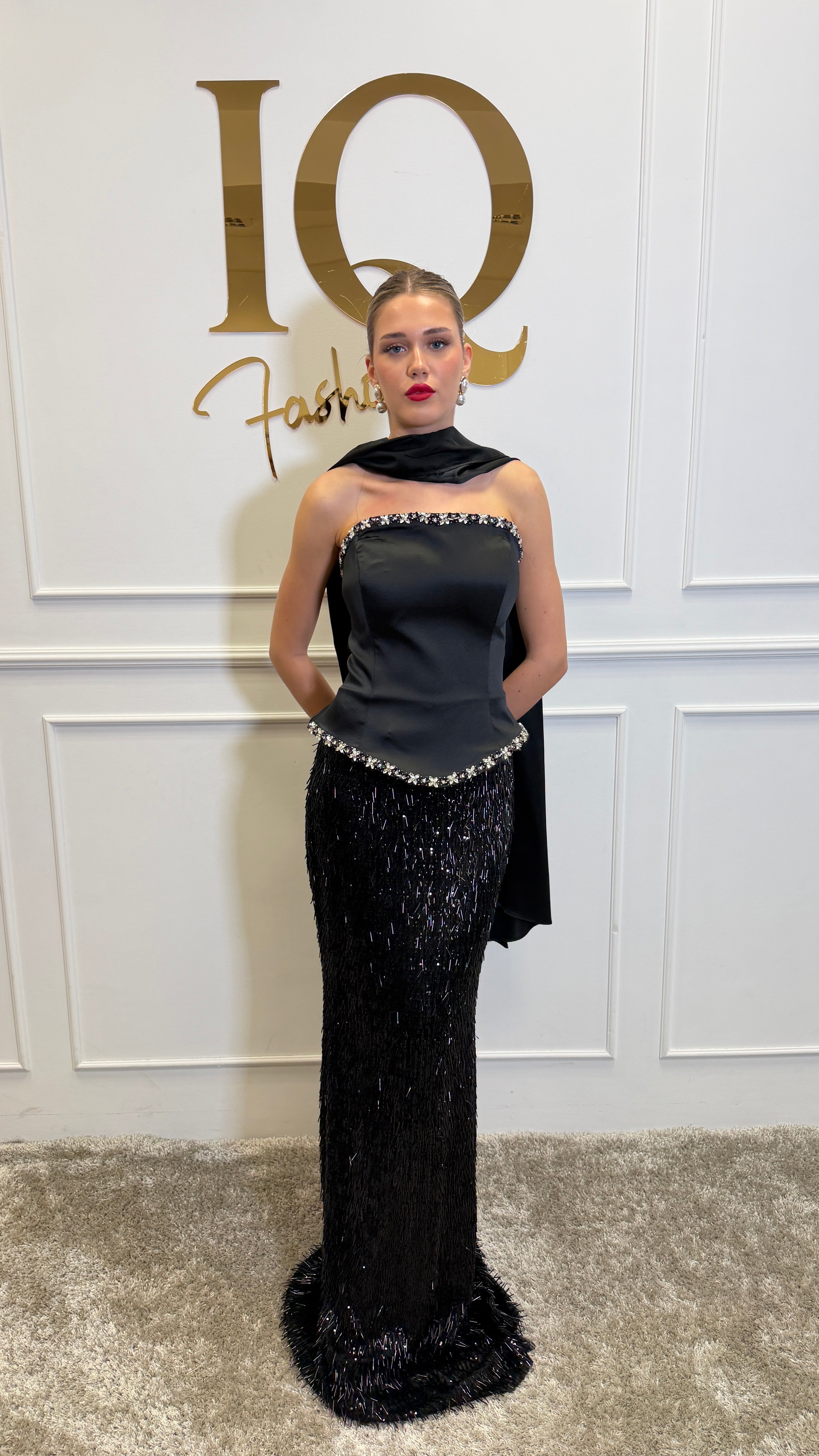 Rochie Amanda Black de la iqfashioncluj, imagine cu detalii și croiala elegantă, pe fundal neutru