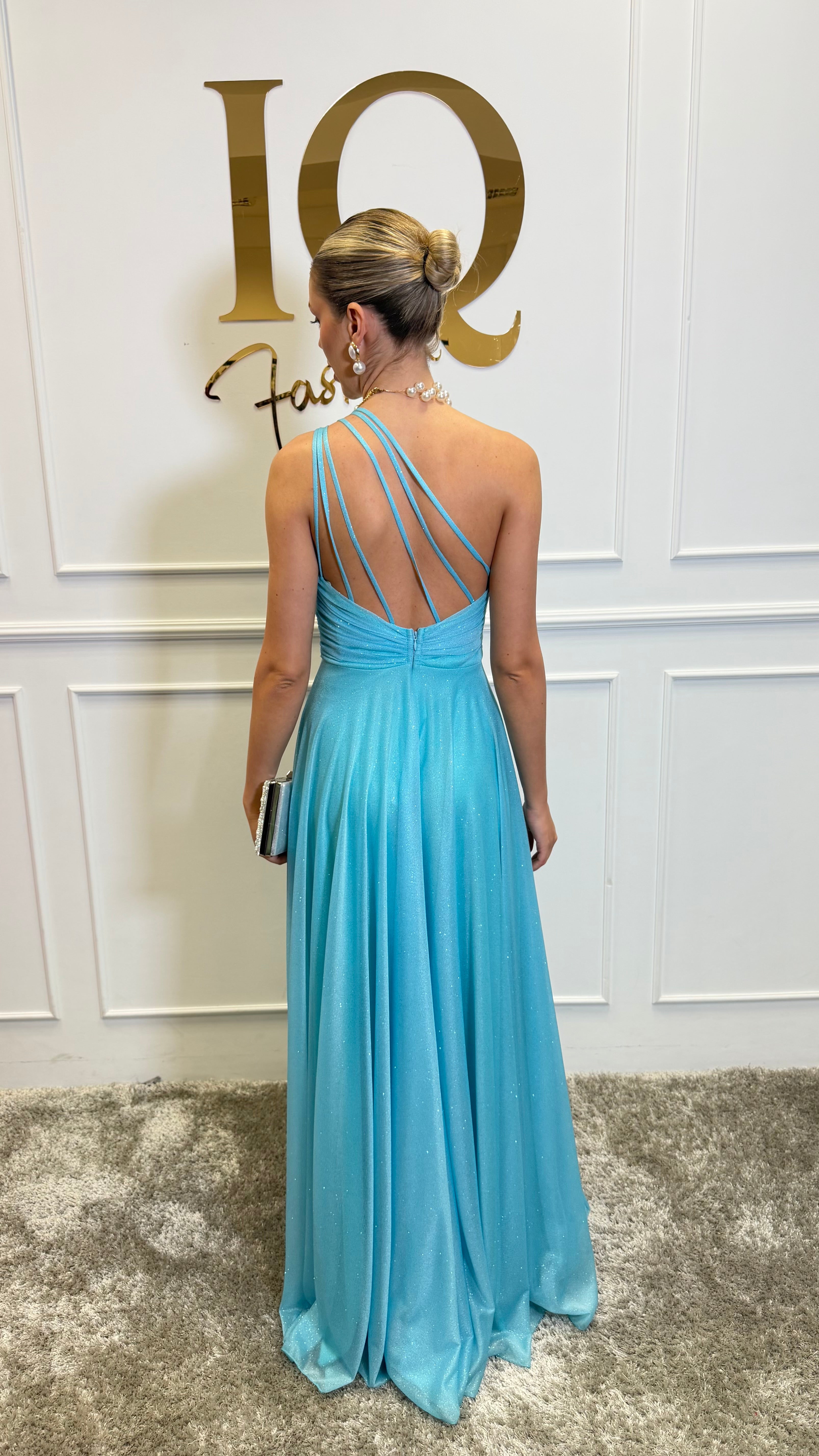Rochie turcoaz Kaseea de la iqfashioncluj, model elegant pentru ocazii speciale, cu croială modernă și detalii stilate.