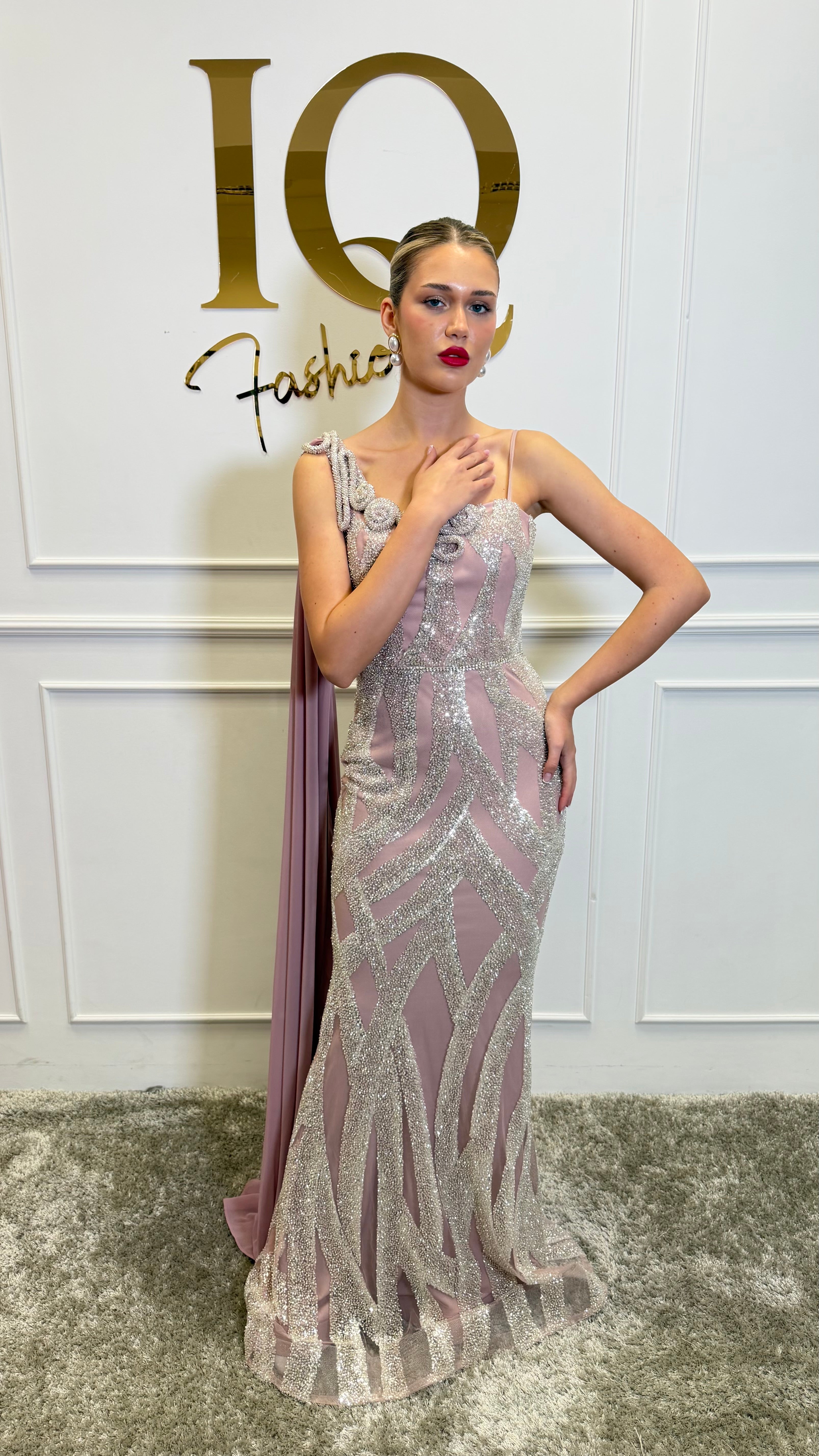 Rochie roz Marwana de la iqfashioncluj, model elegant cu detalii feminine, pe manechin sau purtat pe o femeie.