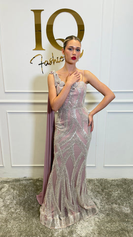 Rochie roz Marwana de la iqfashioncluj, model elegant cu detalii feminine, pe manechin sau purtat pe o femeie.