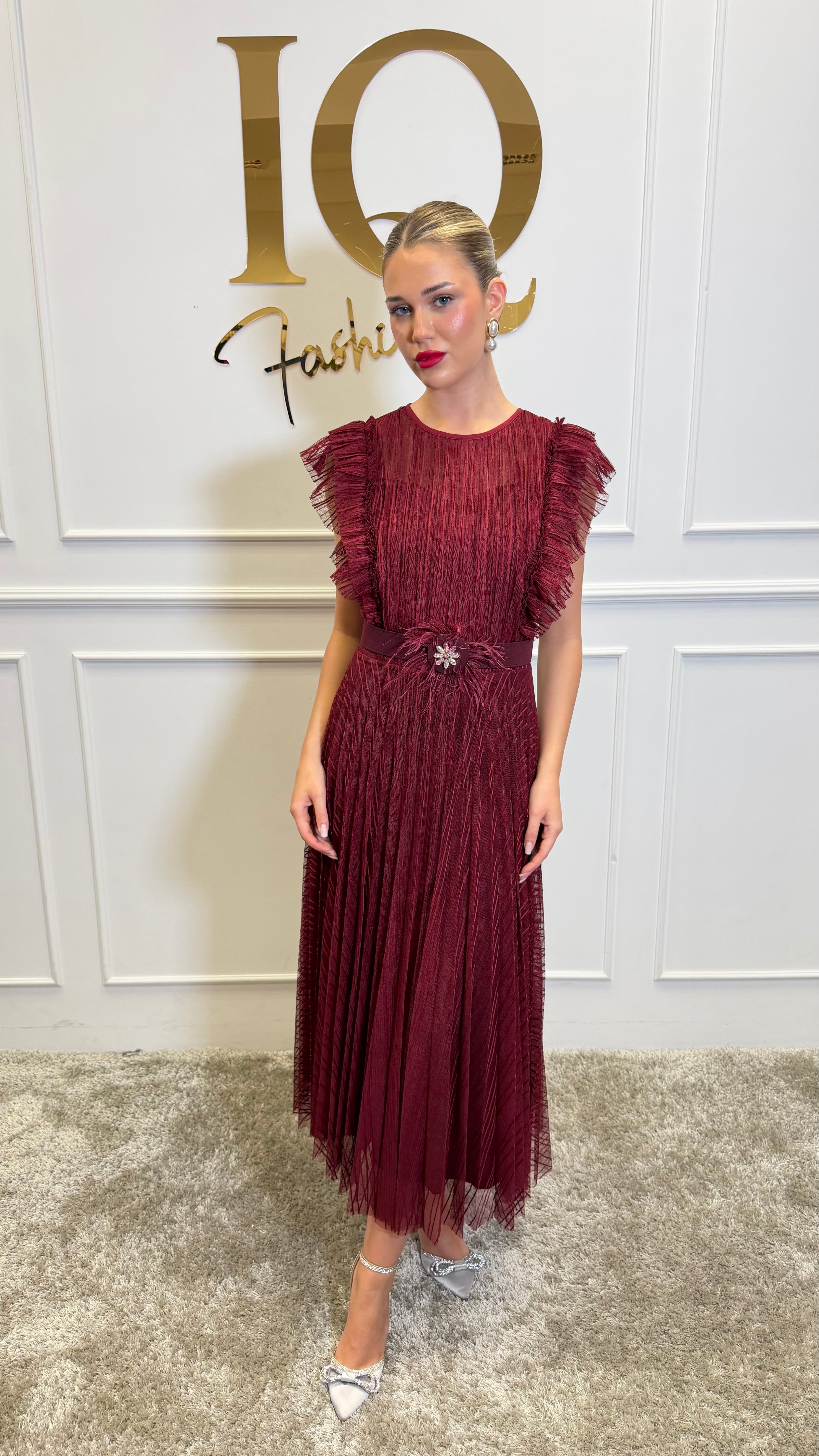 Rochie bordo Massi de la ELVE STYLE SRL, model elegant cu croială feminină și detalii moderne, pe manechin sau în setting elegant.