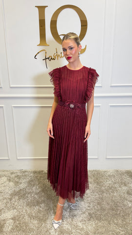Rochie bordo Massi de la ELVE STYLE SRL, model elegant cu croială feminină și detalii moderne, pe manechin sau în setting elegant.