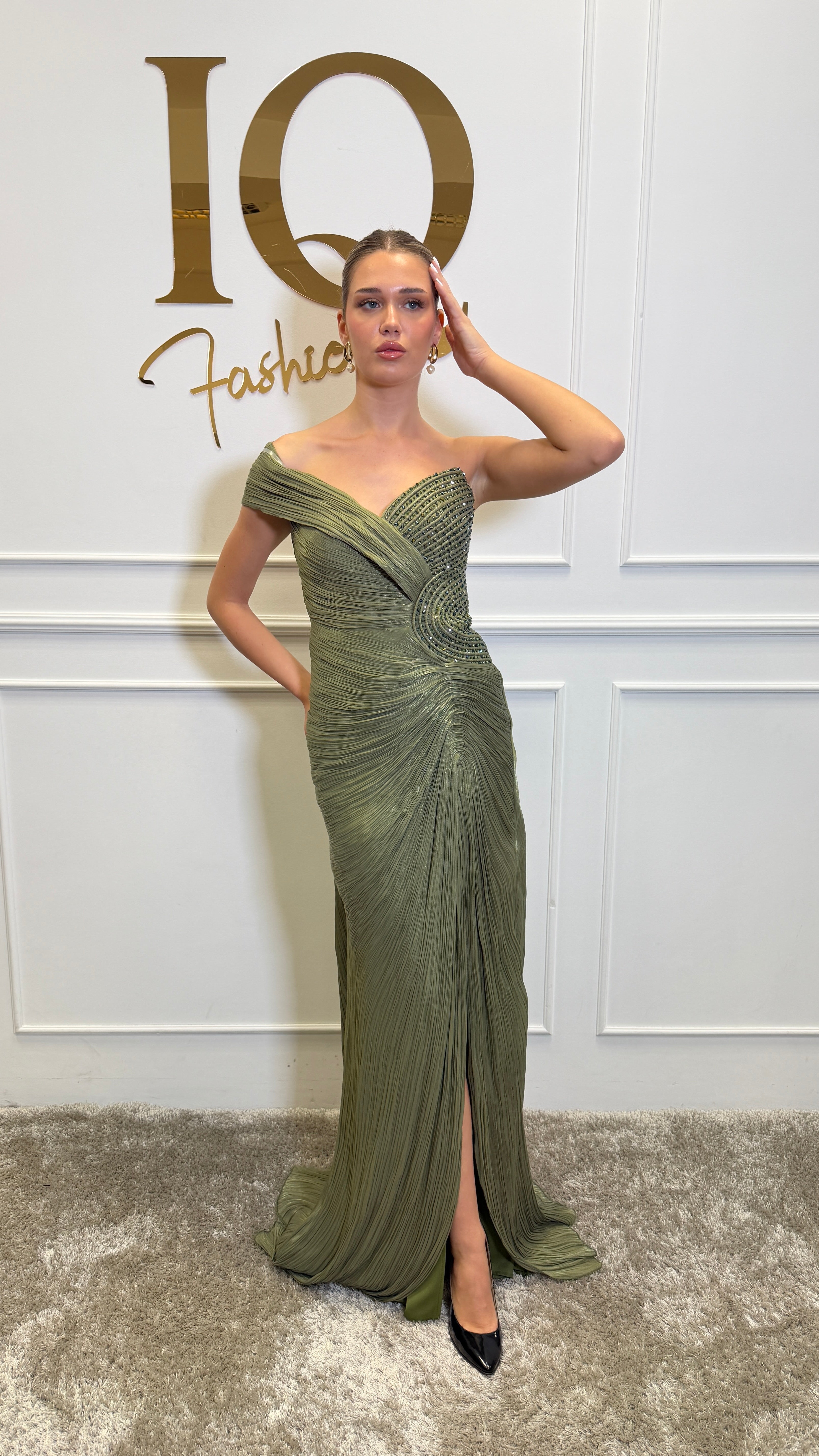 Rochie Fantazia Olive de la iqfashioncluj, rochie elegantă de damă în culoare verde olive, cu croială modernă și detalii stilate.