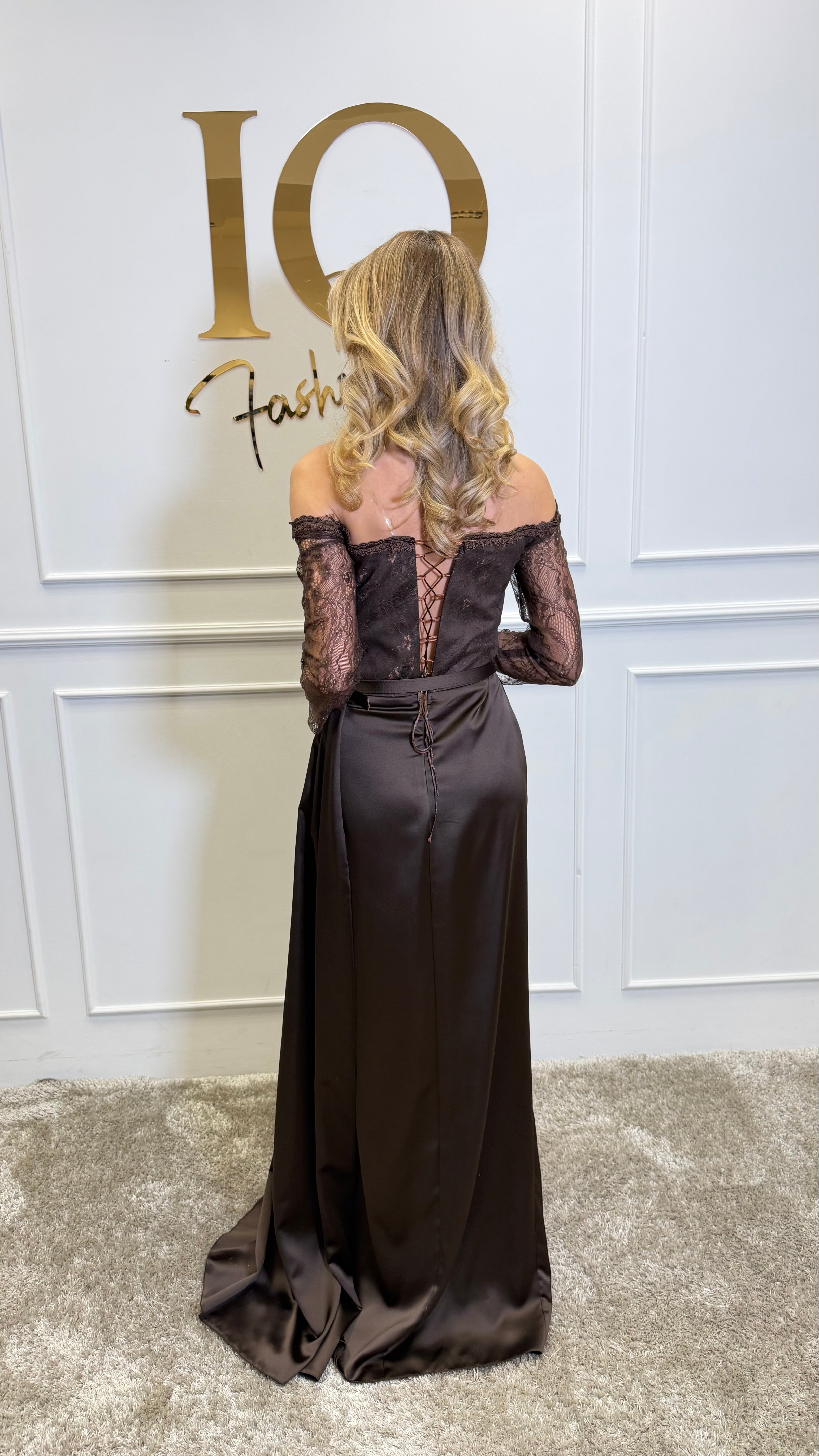 Rochie Maxxe Brown de la iqfashioncluj, model elegant, în nuanță maro, cu croială feminină și detalii moderne, pe manechin.