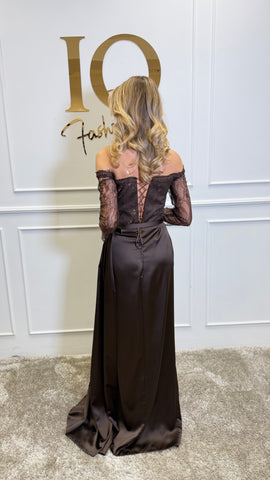 Rochie Maxxe Brown de la iqfashioncluj, model elegant, în nuanță maro, cu croială feminină și detalii moderne, pe manechin.