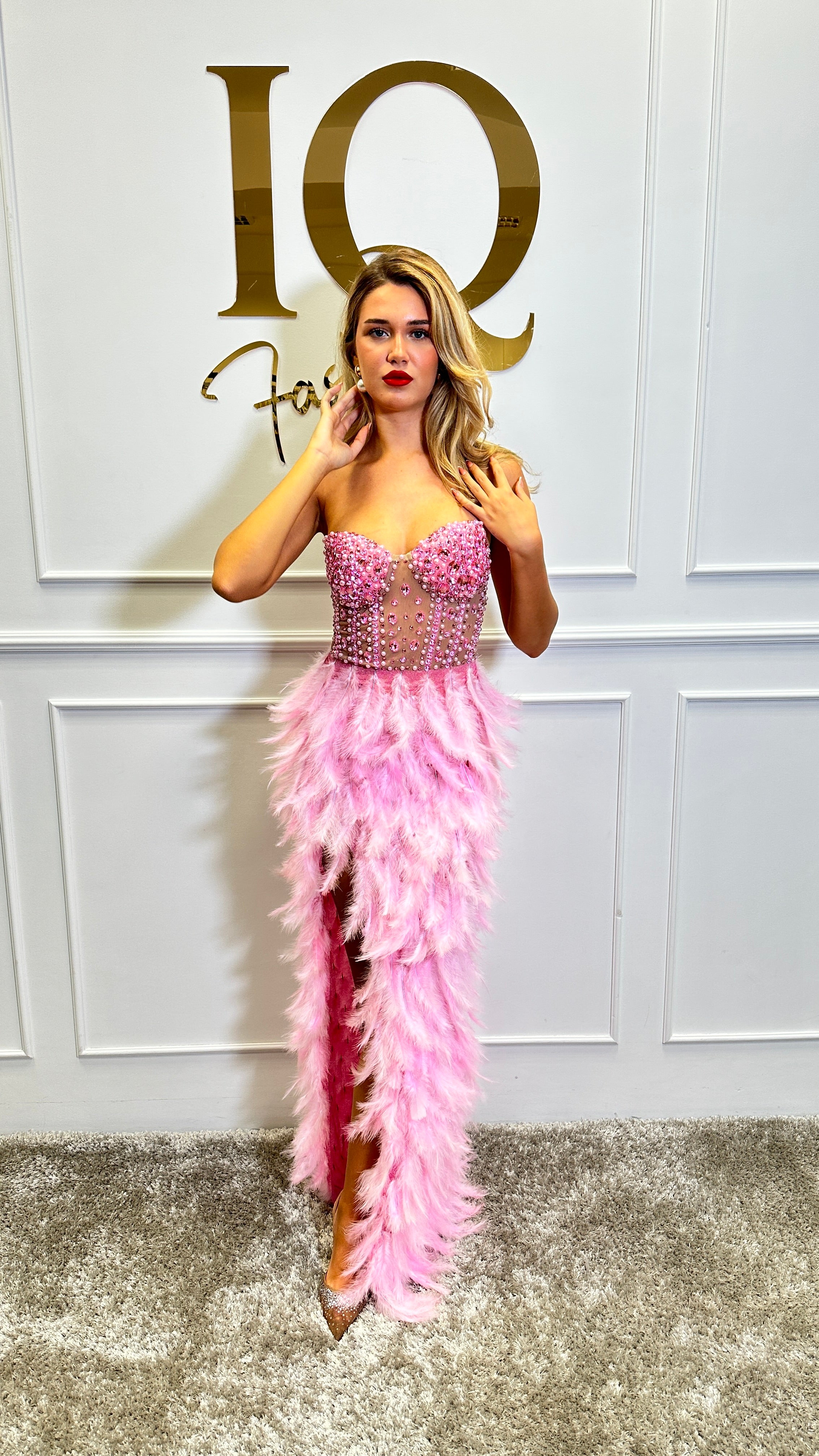 Rochie lungă roz Kandy de la iqfashioncluj, cu croială elegantă și detalii feminine, vizibilă în imagine.