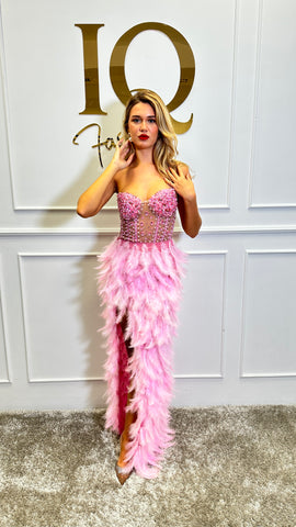 Rochie lungă roz Kandy de la iqfashioncluj, cu croială elegantă și detalii feminine, vizibilă în imagine.
