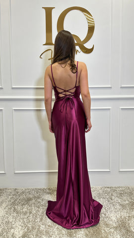 Rochie Biano Purple de la iqfashioncluj, croială elegantă și culoare violet, vizibilă în imagine pe model.