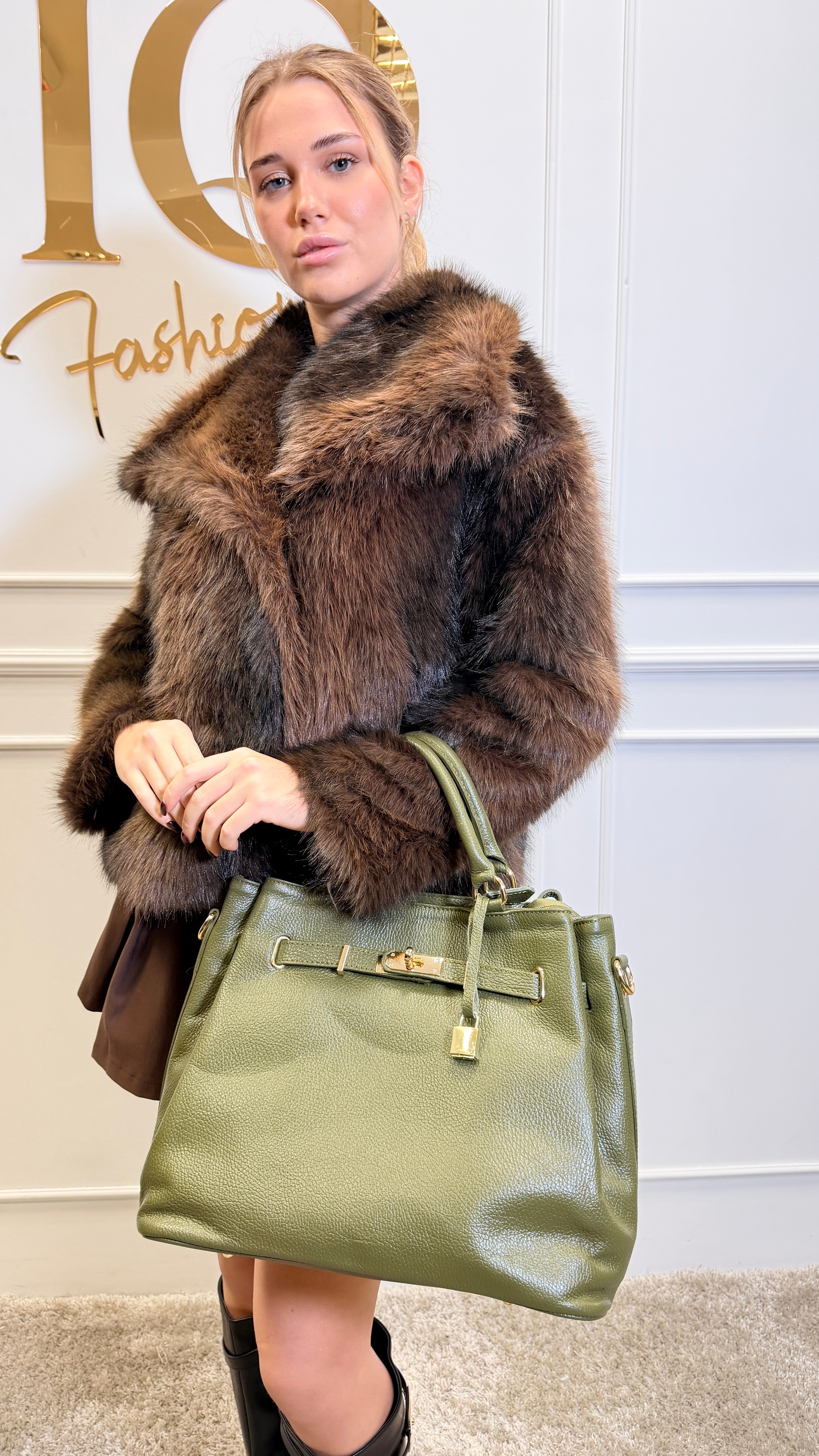 Natural leather handbag Hermina by ELVE STYLE SRL, showing a stylish, textured leather poseta with a shoulder strap.