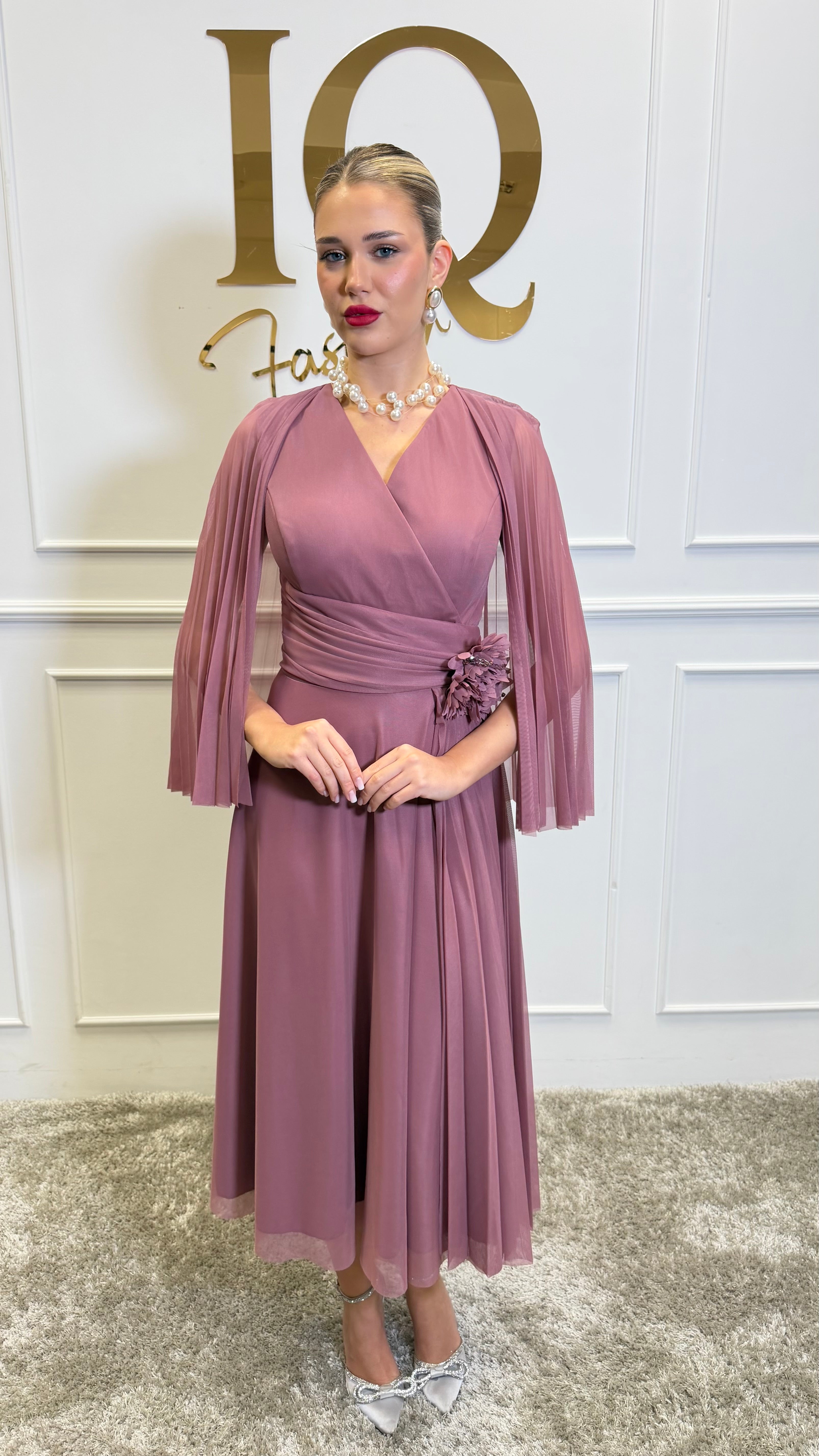 Rochie Nadiana pudra de la iqfashioncluj, imagine cu detalii elegante și croială modernă, material fin și aspect stilat.