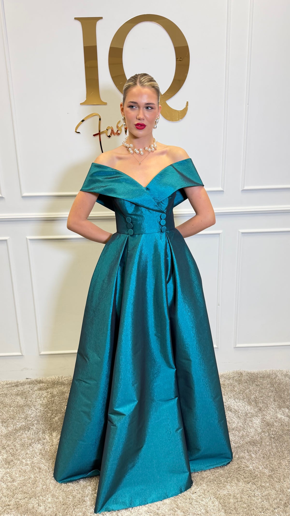 Rochie Evellia Petrol din colecția iqfashioncluj, model elegant, cu croială modernă și detalii stilate, pe manechin.