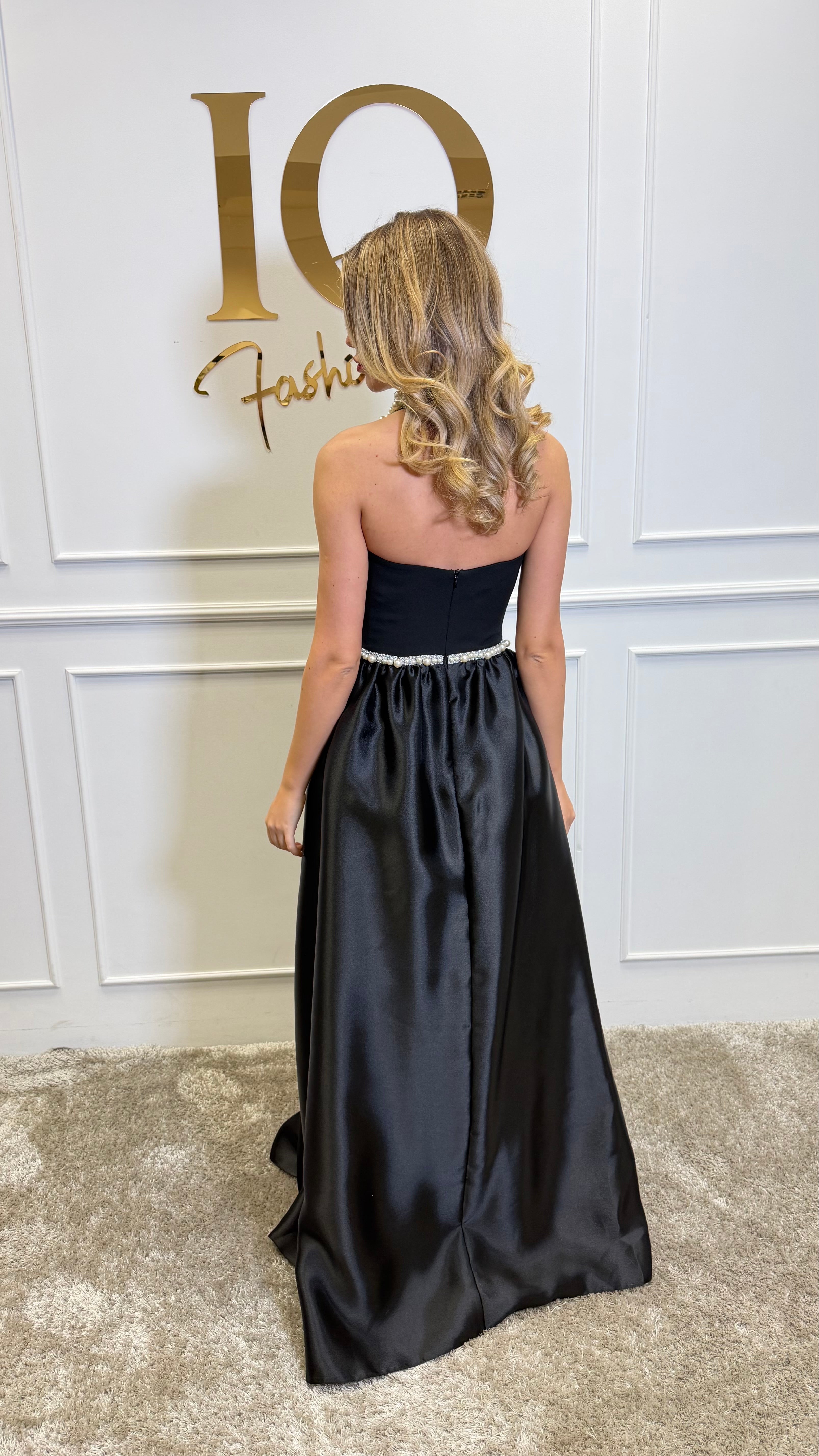 Rochie Merezia Black de la iqfashioncluj, Rochii elegante din material negru, stil modern și confortabil, vizibilă în imagine.