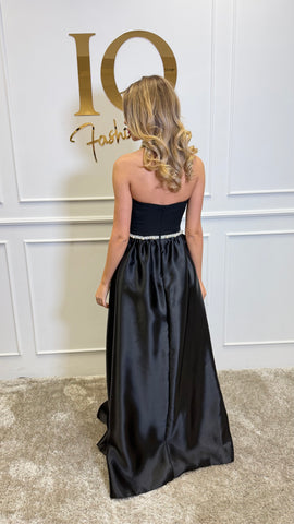 Rochie Merezia Black de la iqfashioncluj, Rochii elegante din material negru, stil modern și confortabil, vizibilă în imagine.