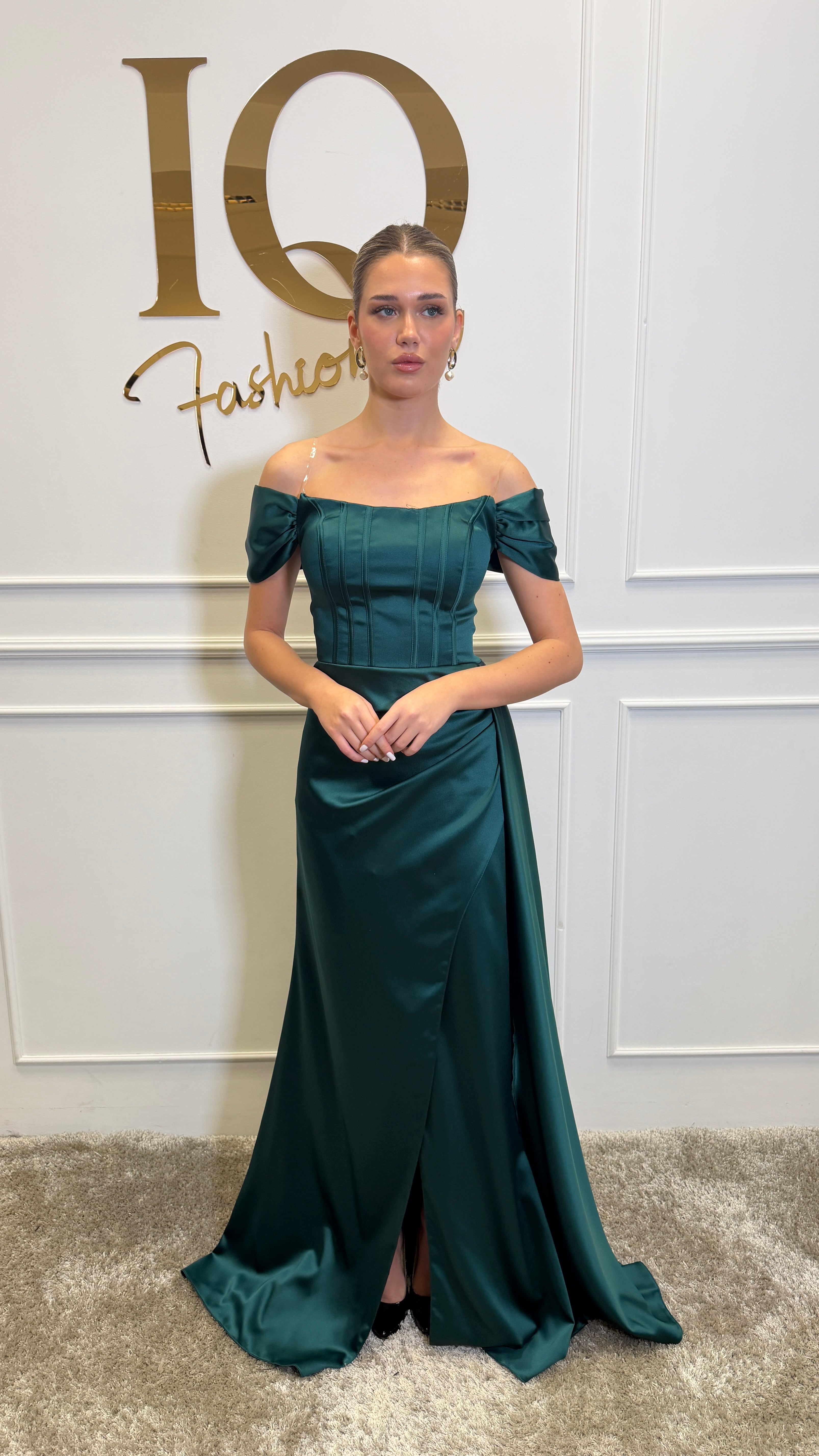 Rochie Sunshine Green de la iqfashioncluj, model stilat, cu croială elegantă și culoare verde vibrantă, pe manechin sau purtată.