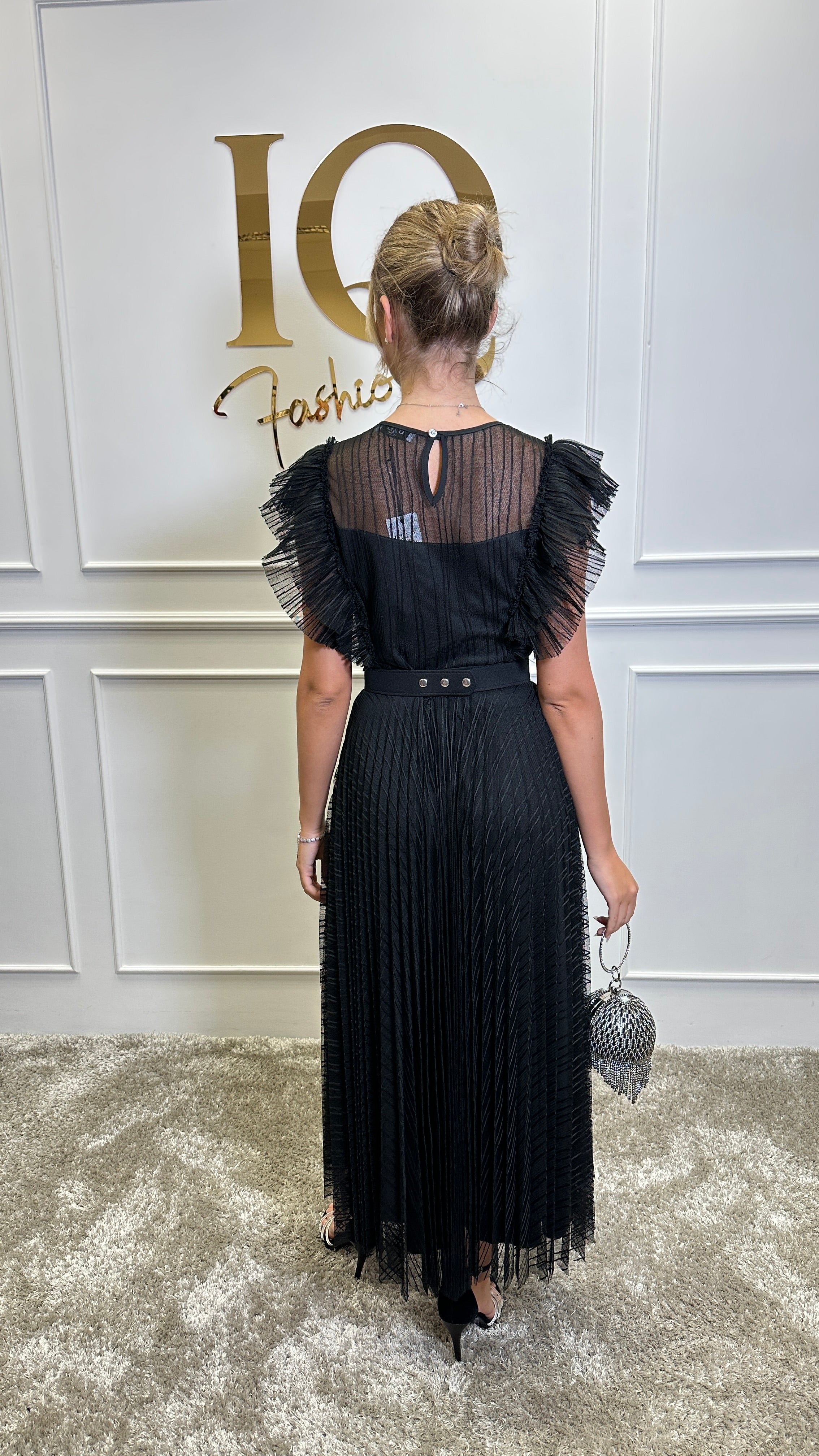 Rochie massi neagră de damă, eleganță casual, din material fin, purtată pe manechin, pentru ținute moderne și sofisticate.