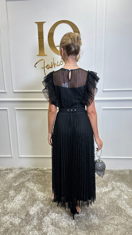 Rochie massi neagră de damă, eleganță casual, din material fin, purtată pe manechin, pentru ținute moderne și sofisticate.