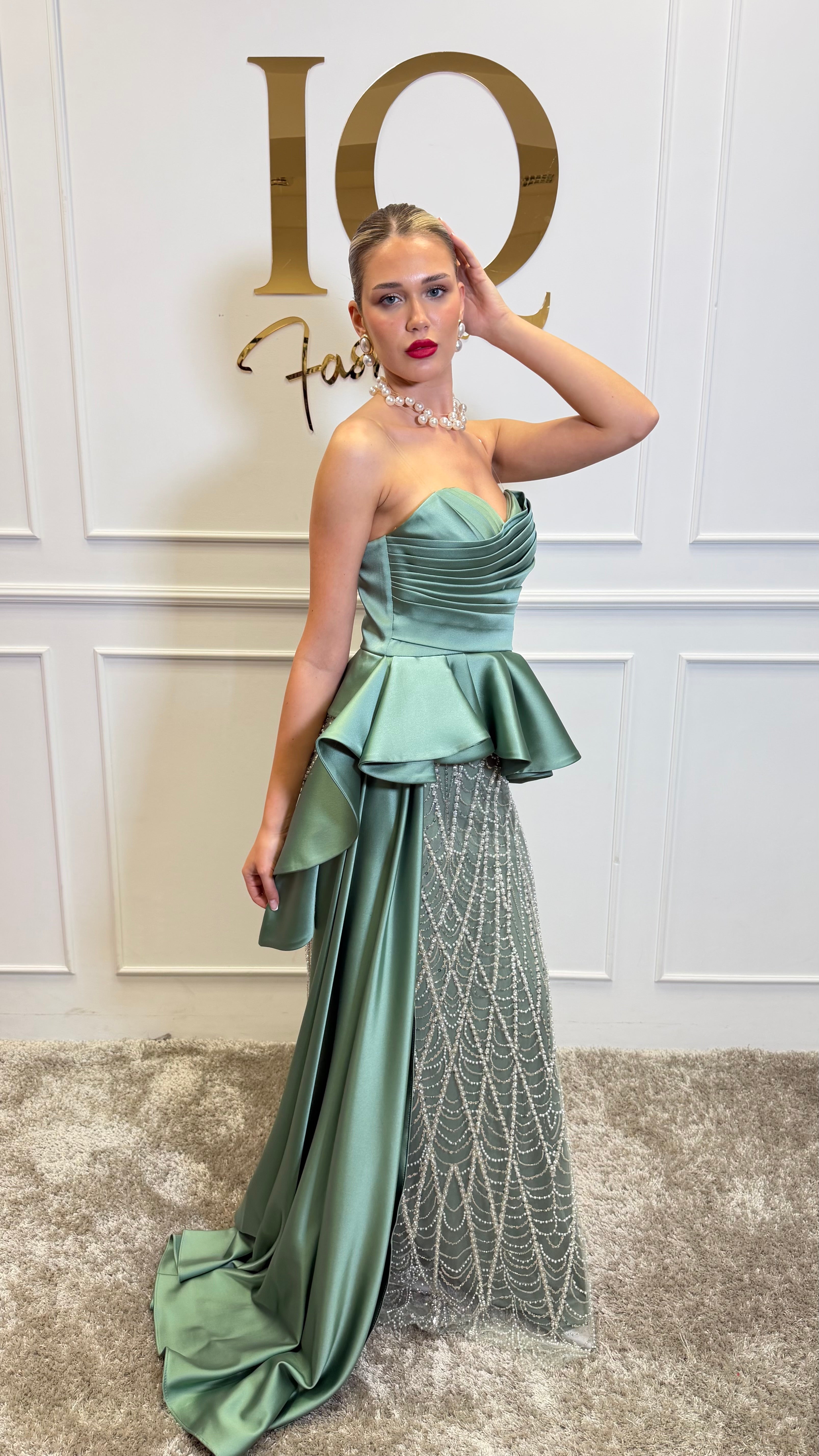 Rochie Belissima Minth de la iqfashioncluj, în culoare verde cu croială elegantă, foto detaliu a materialului și designului.