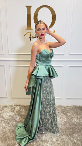 Rochie Belissima Minth de la iqfashioncluj, în culoare verde cu croială elegantă, foto detaliu a materialului și designului.