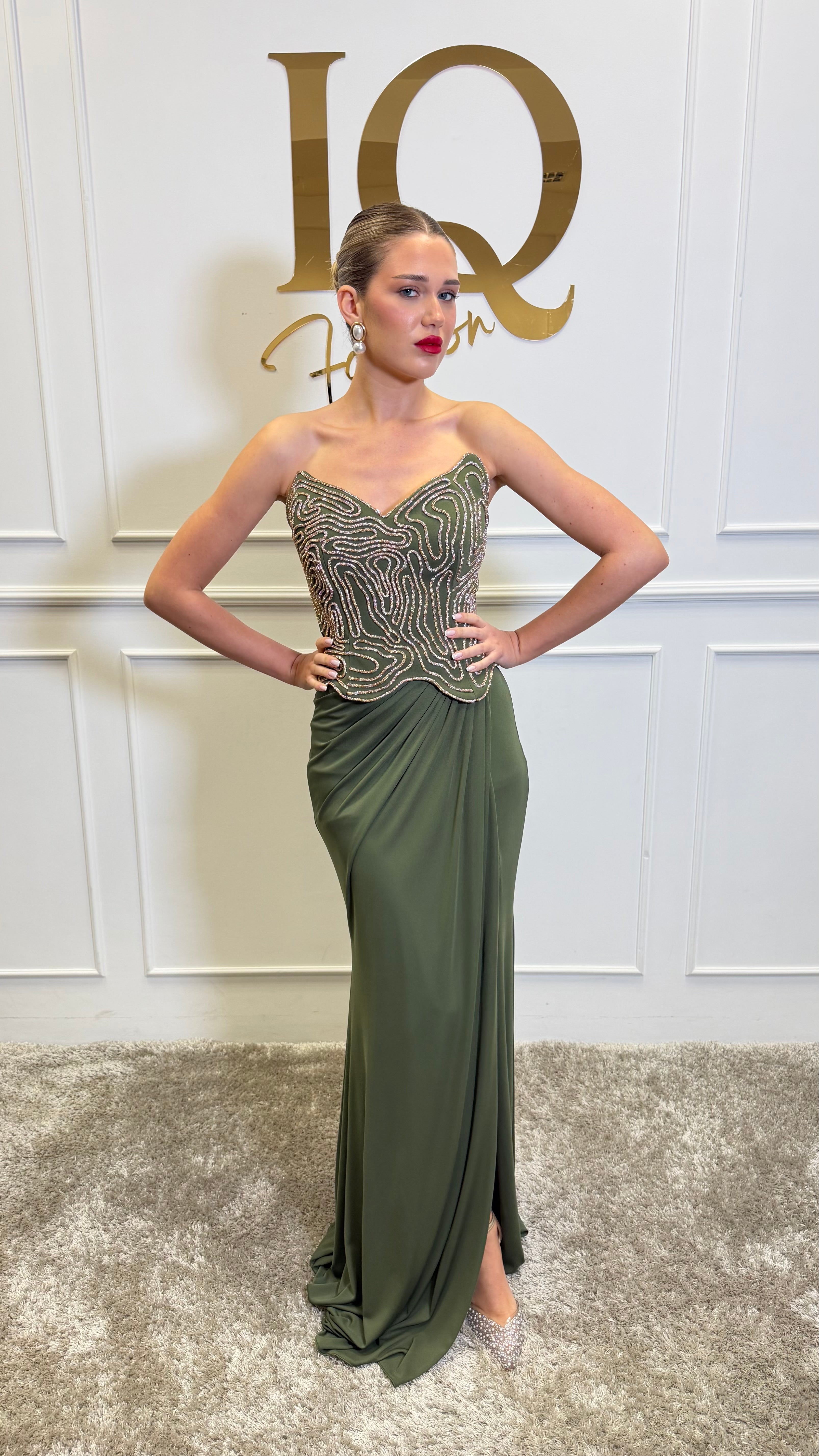 Rochie Asemia Olive Green de la iqfashioncluj, rochie elegantă de damă cu croială modernă și detalii fine.