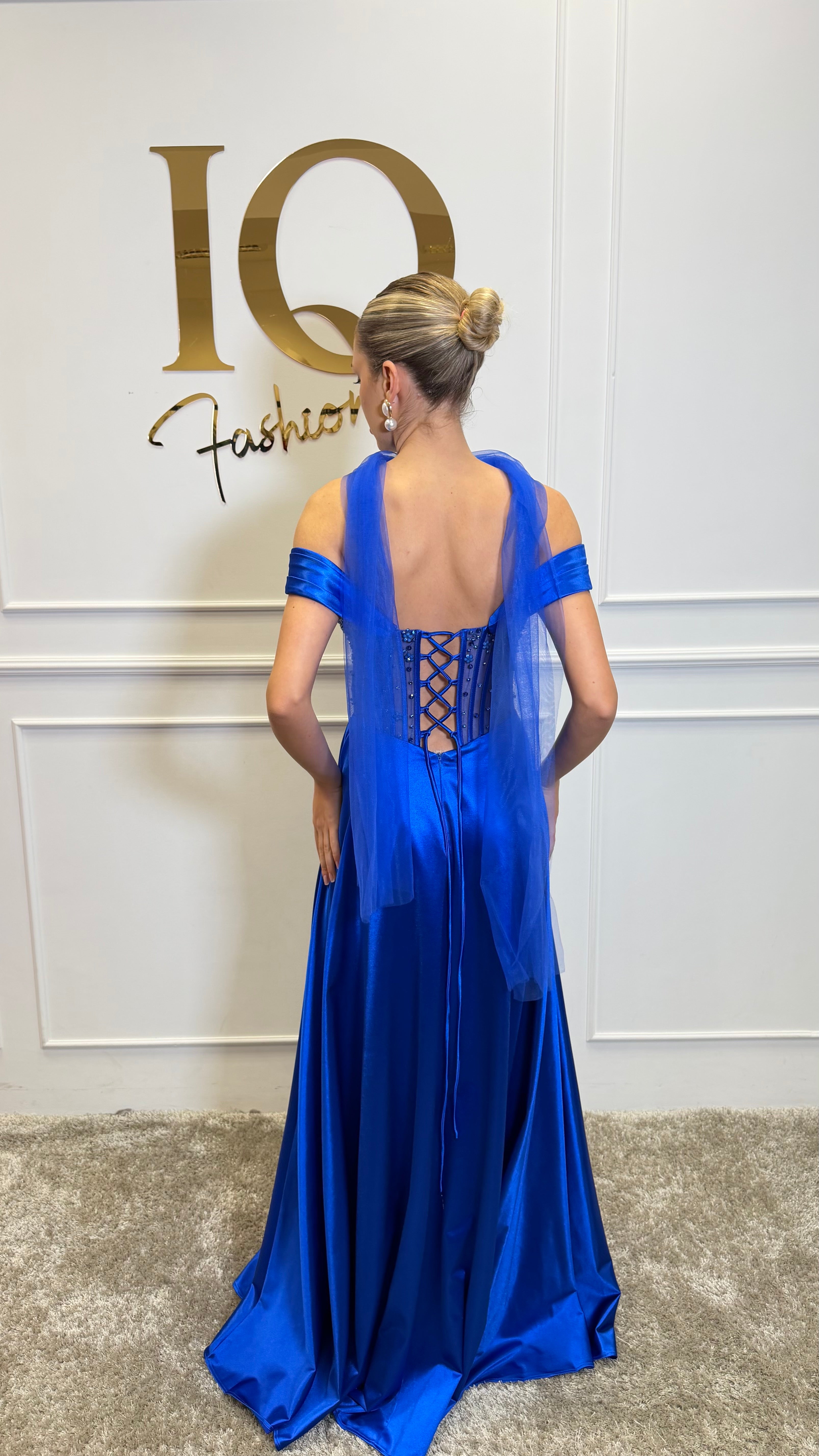 Rochie evazată Aunicia de culoare albastru regal, pentru ocazii speciale, de la iqfashioncluj, detaliu elegant și modern.
