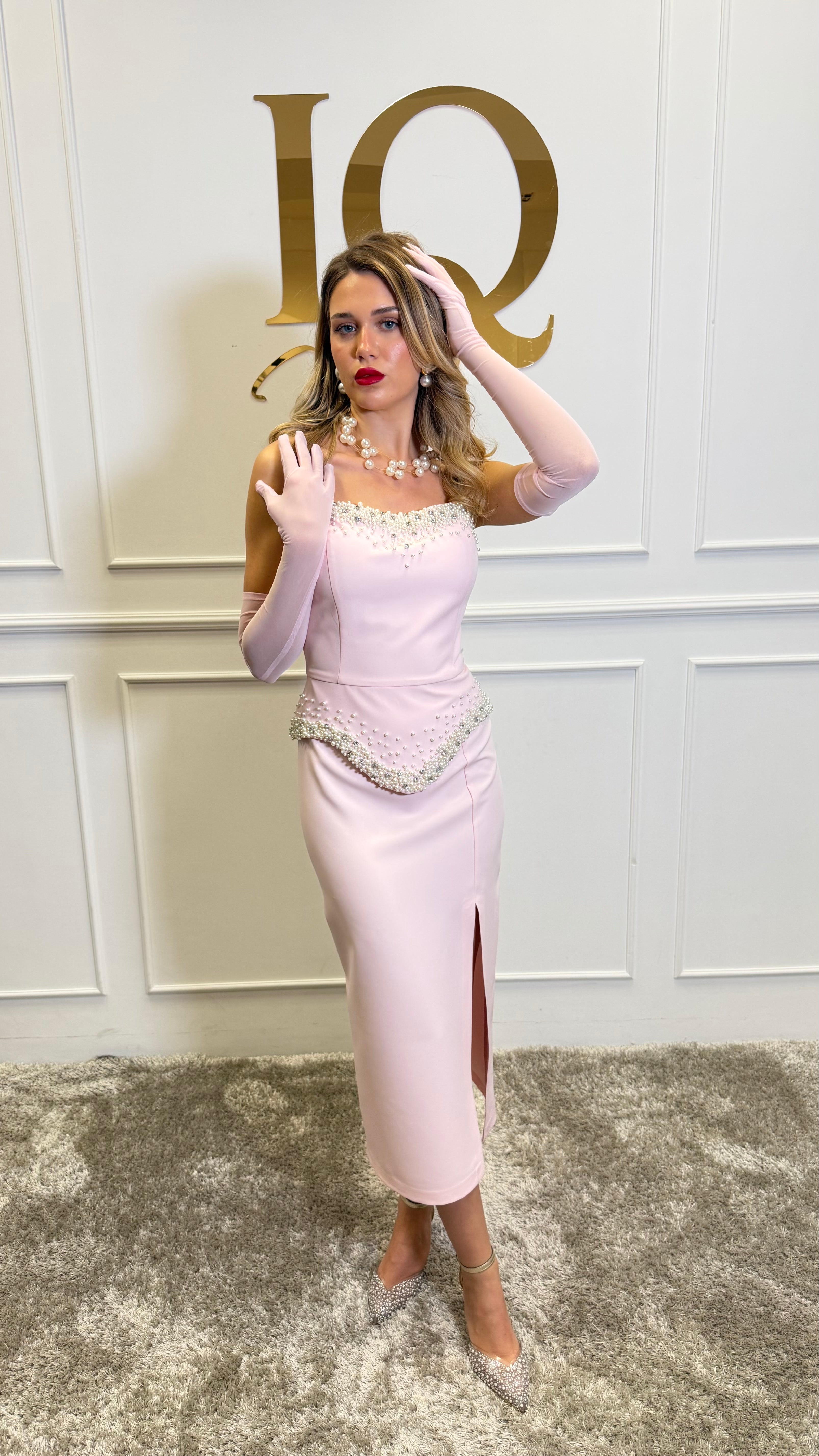 Rochie roz Candolline de la iqfashioncluj, detaliu cu bretele subțiri și croială elegantă, pe fundal alb.