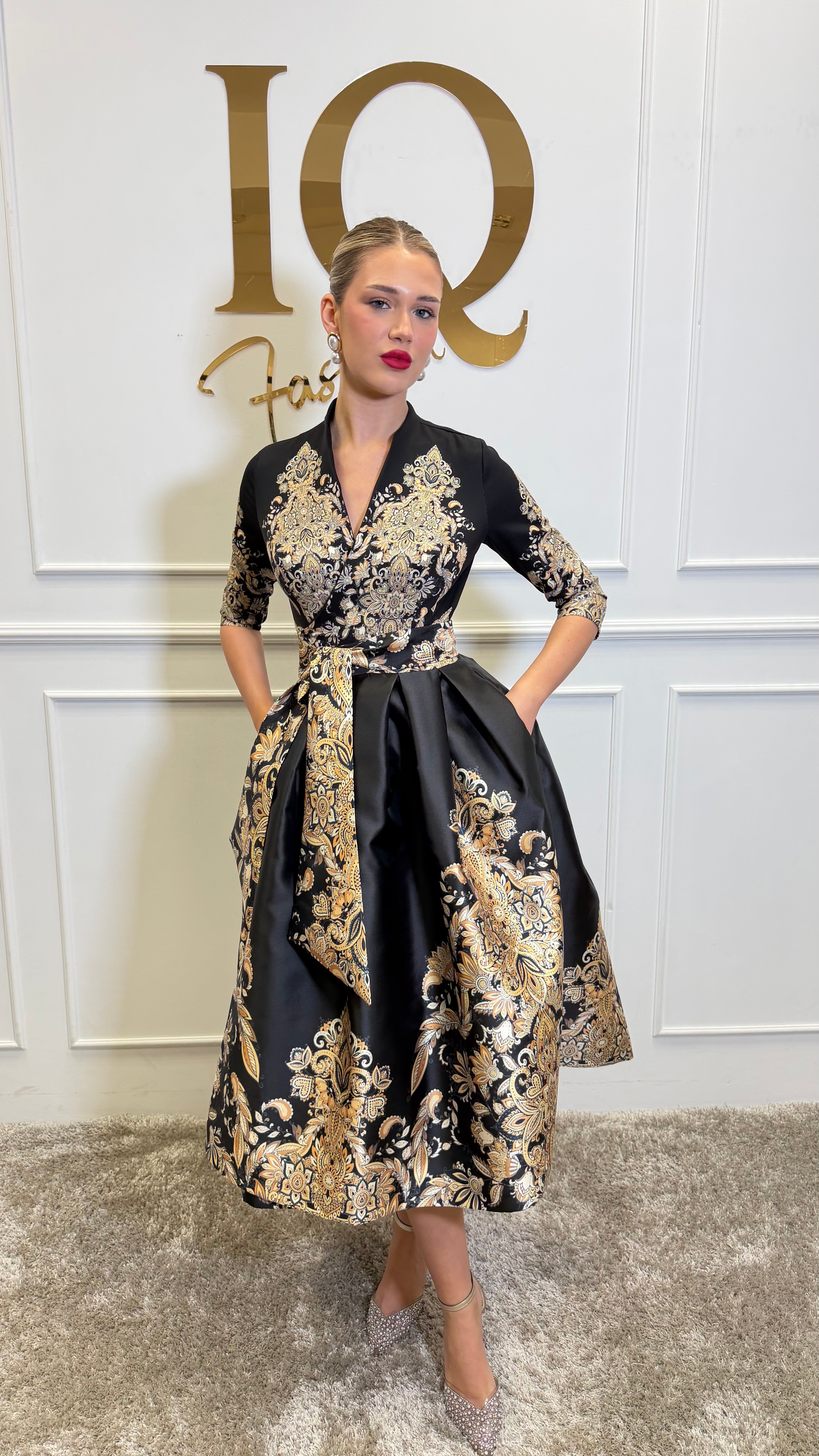 Rochie Goldie Black de la iqfashioncluj, rochie elegantă neagră cu detalii aurii, modelată pentru evenimente speciale.
