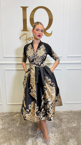 Rochie Goldie Black de la iqfashioncluj, rochie elegantă neagră cu detalii aurii, modelată pentru evenimente speciale.