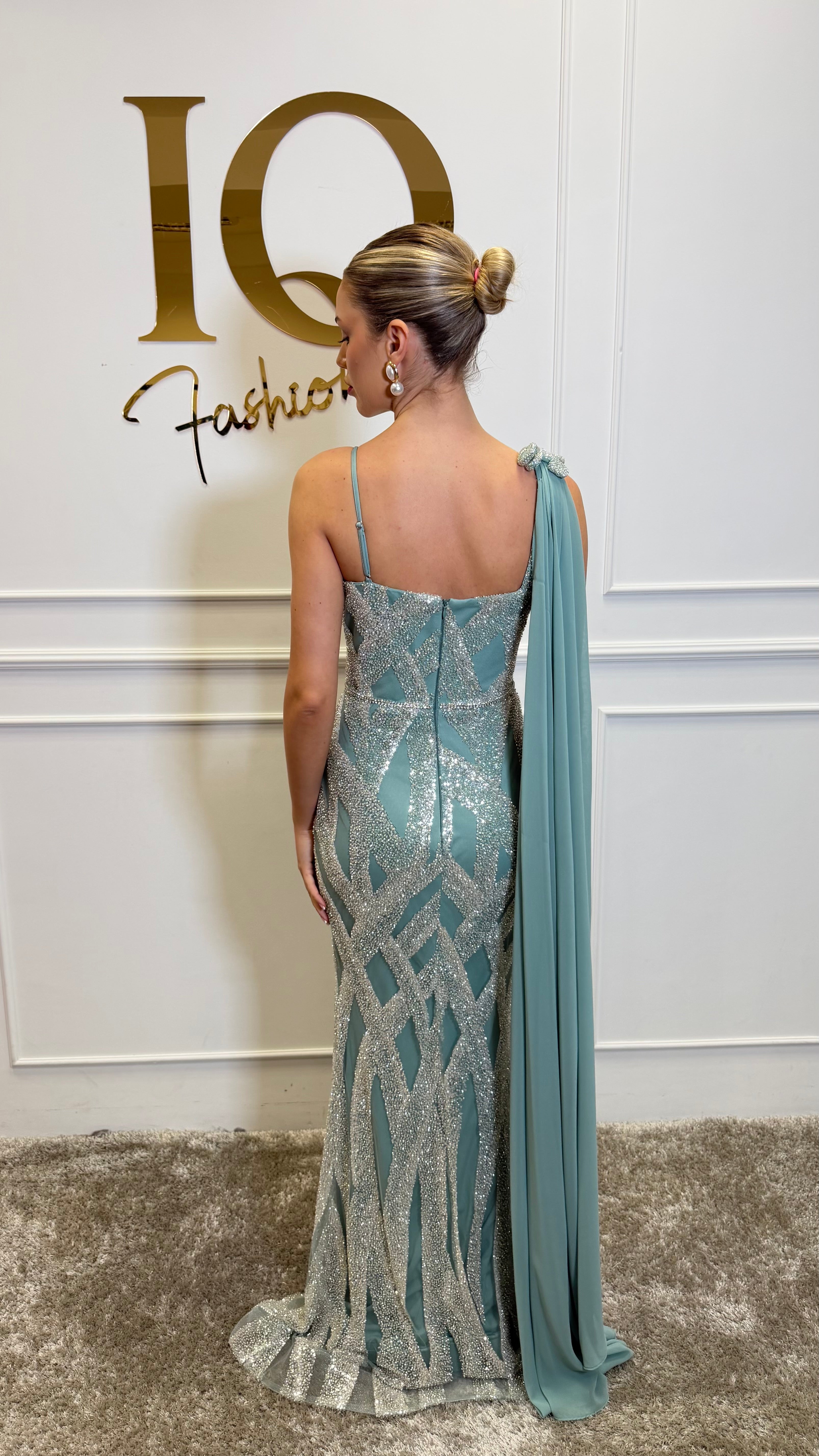 Rochie Marwana Minth din colecția iqfashioncluj, stil elegant, cu croială modernă și detalii delicate, pe fundal neutru.