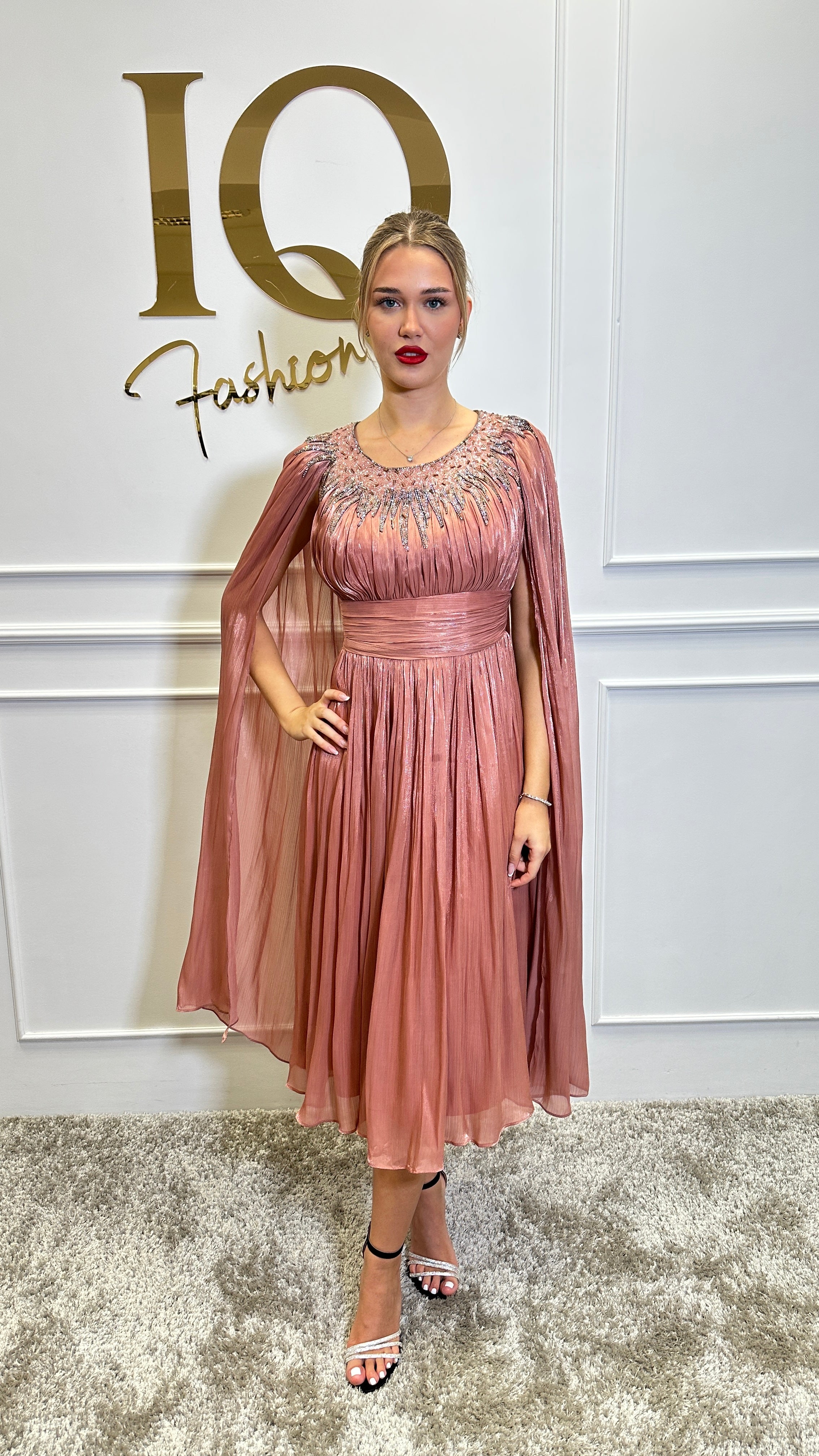 Rochie Yalisse Cupper de la iqfashioncluj, stil elegant și modern, cu detalii din material textil în culoare cupru.