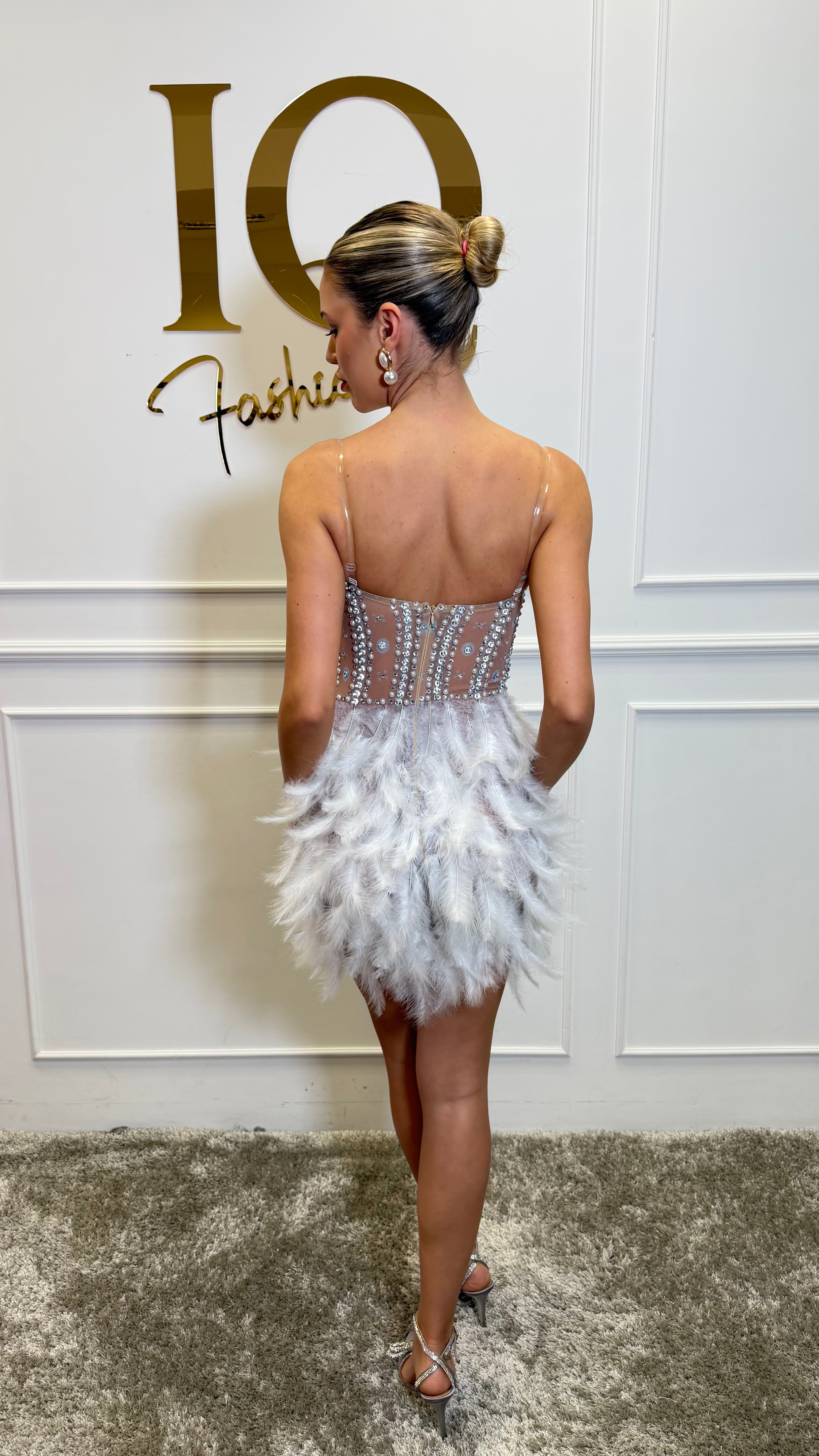 Rochie beige Kandya de la iqfashioncluj, model elegant, din material ușor, cu croială feminină și detalii subtile.