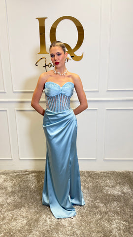 Rochie Kassiana Blue de la iqfashioncluj, imagine cu detalii și croială elegantă, material fluid și culoare albastră vibrantă.