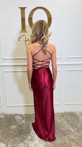 Rochie Alka Bordo de la iqfashioncluj, croială elegantă, material fin și detalii moderne, purtată pe model.