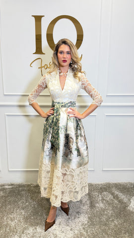 Rochie dinasty nude de la iqfashioncluj, rochie elegantă pentru ocazii speciale, vizibilă pe fundal neutru.