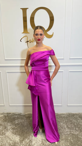 Rochie fucsia Astis de la iqfashioncluj, stil elegant, cu croială modernă și detalii sofisticate, pe o femeie.