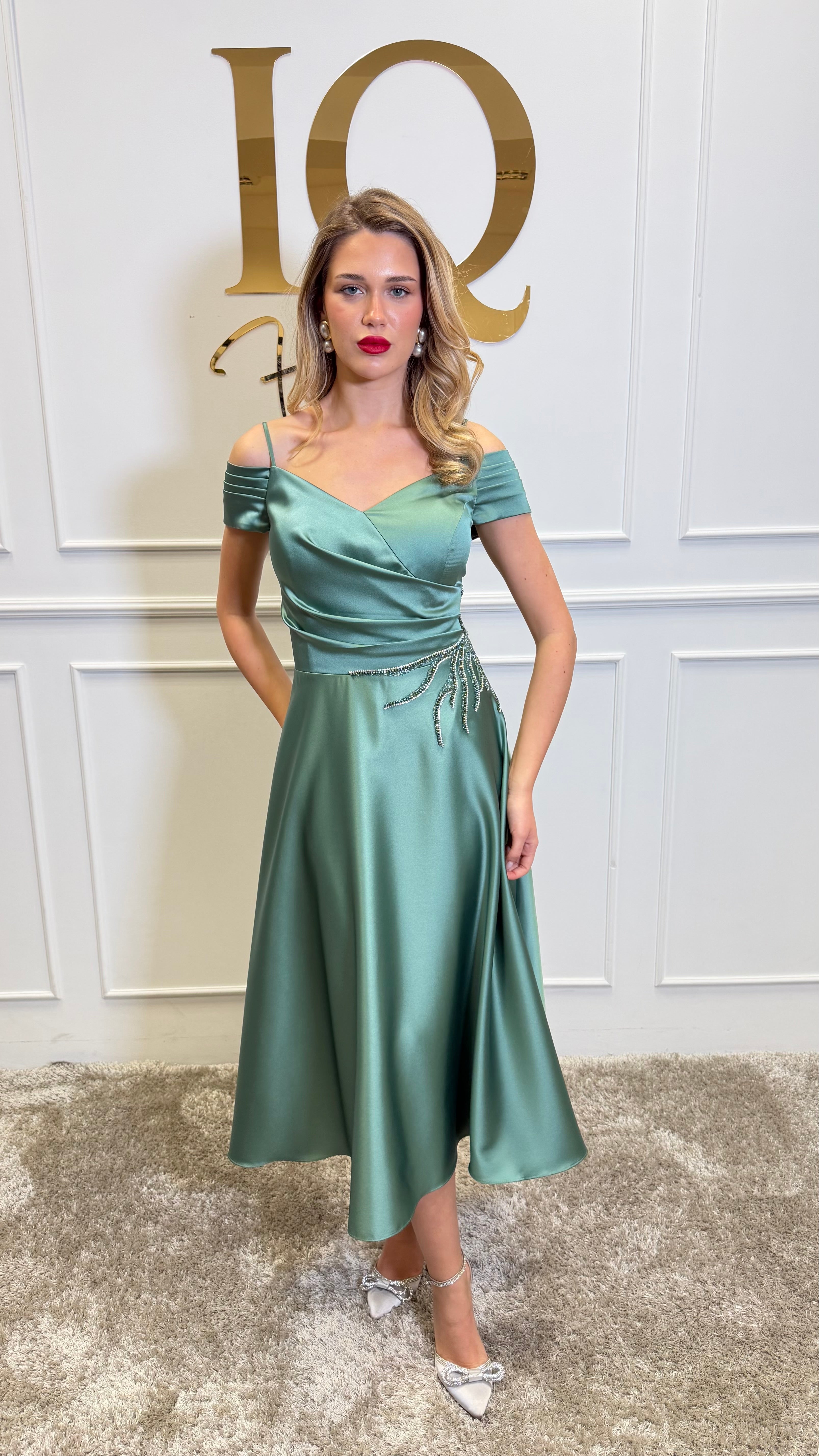 Rochie midi Onesta Minth de la iqfashioncluj, în culoare verde cu croială elegantă, vizibilă în imagine.