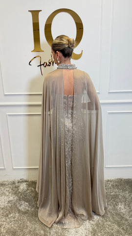 Rochie cu pelerină Indiana beige, din colectia iqfashioncluj, cu detalii elegante și croială modernă, vizibilă în imagine.