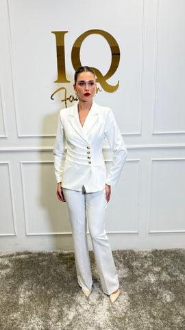 Costum Anais White cu nasturi aurii, pentru femei, de la ELVE STYLE SRL, cu detalii elegante și croială confortabilă.