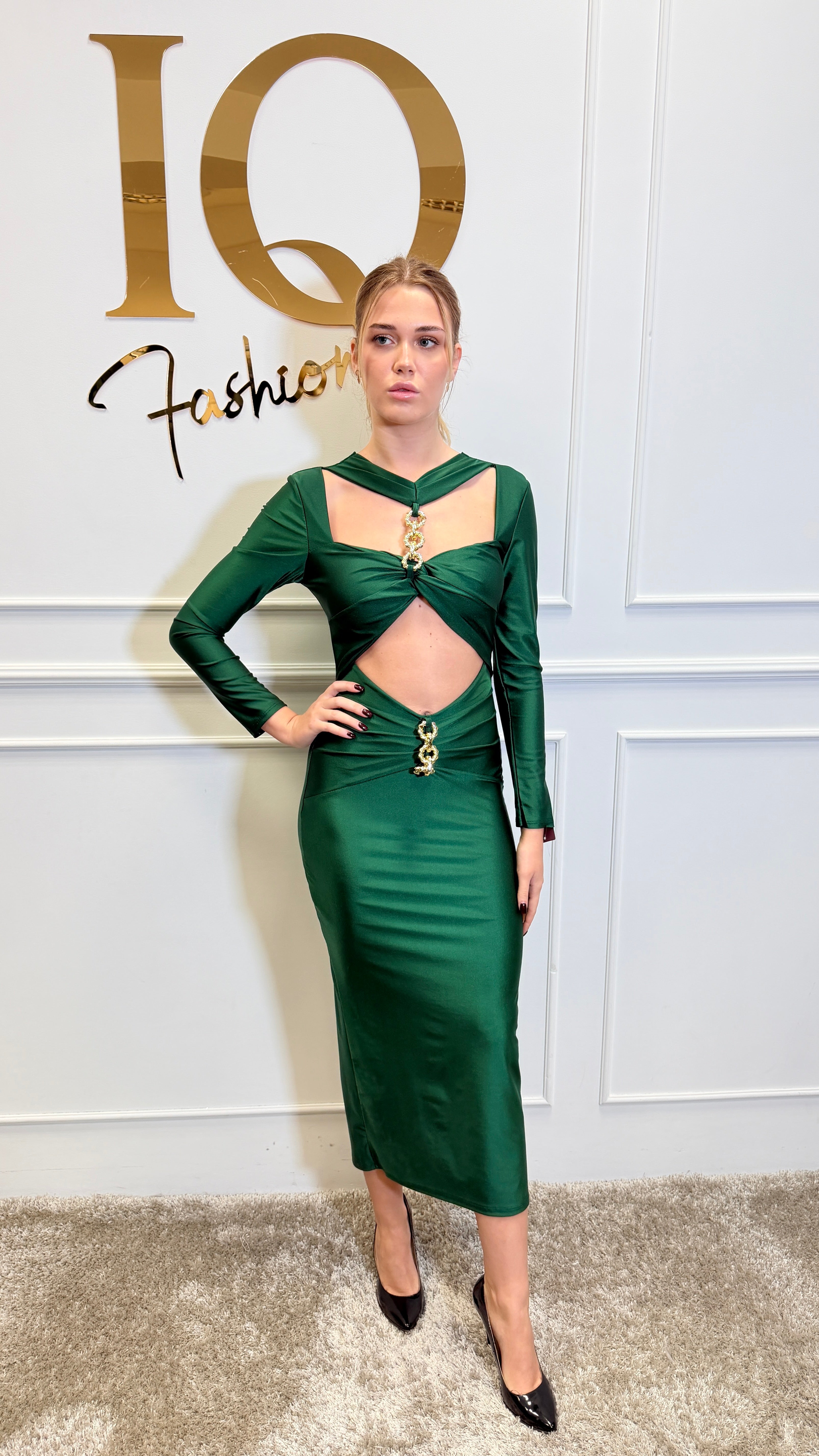 Rochie lungă iqfashioncluj în culoare verde senape, cu lanț decorativ, material flowy și design elegant, pentru evenimente speciale