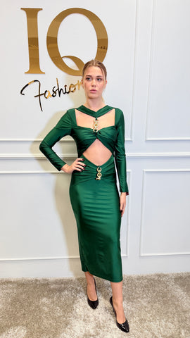 Rochie lungă iqfashioncluj în culoare verde senape, cu lanț decorativ, material flowy și design elegant, pentru evenimente speciale