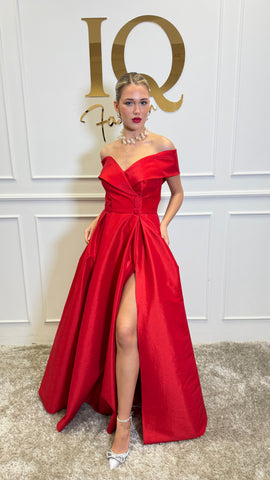Rochie Evellia Red de la iqfashioncluj, rochie eleganta roșie, material fin și croială modernă, vizibilă în imagine.