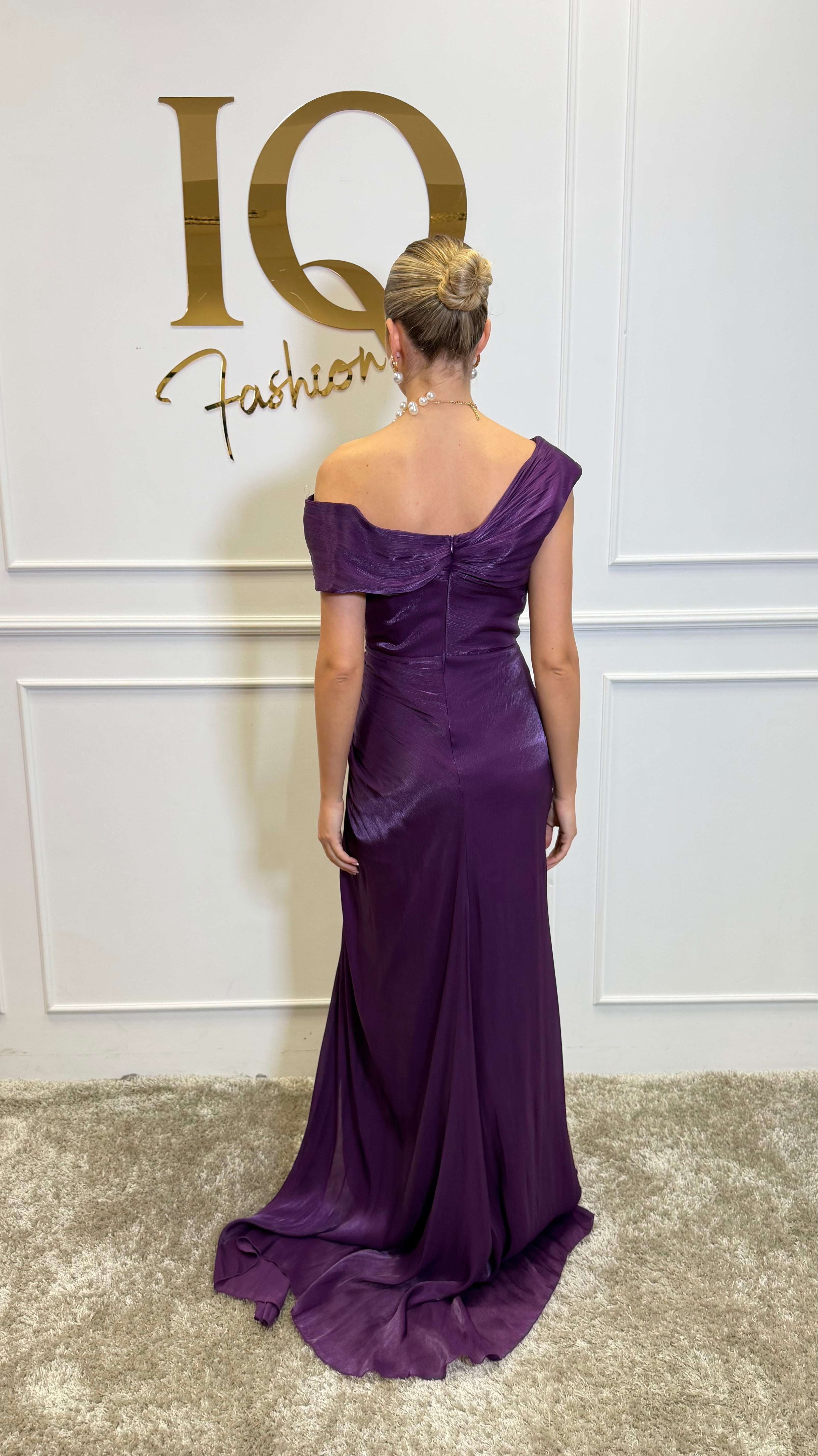 Rochie Amivia Purple de la iqfashioncluj, detaliu cu croială elegantă și culoare violet, vizibilă în imagine.
