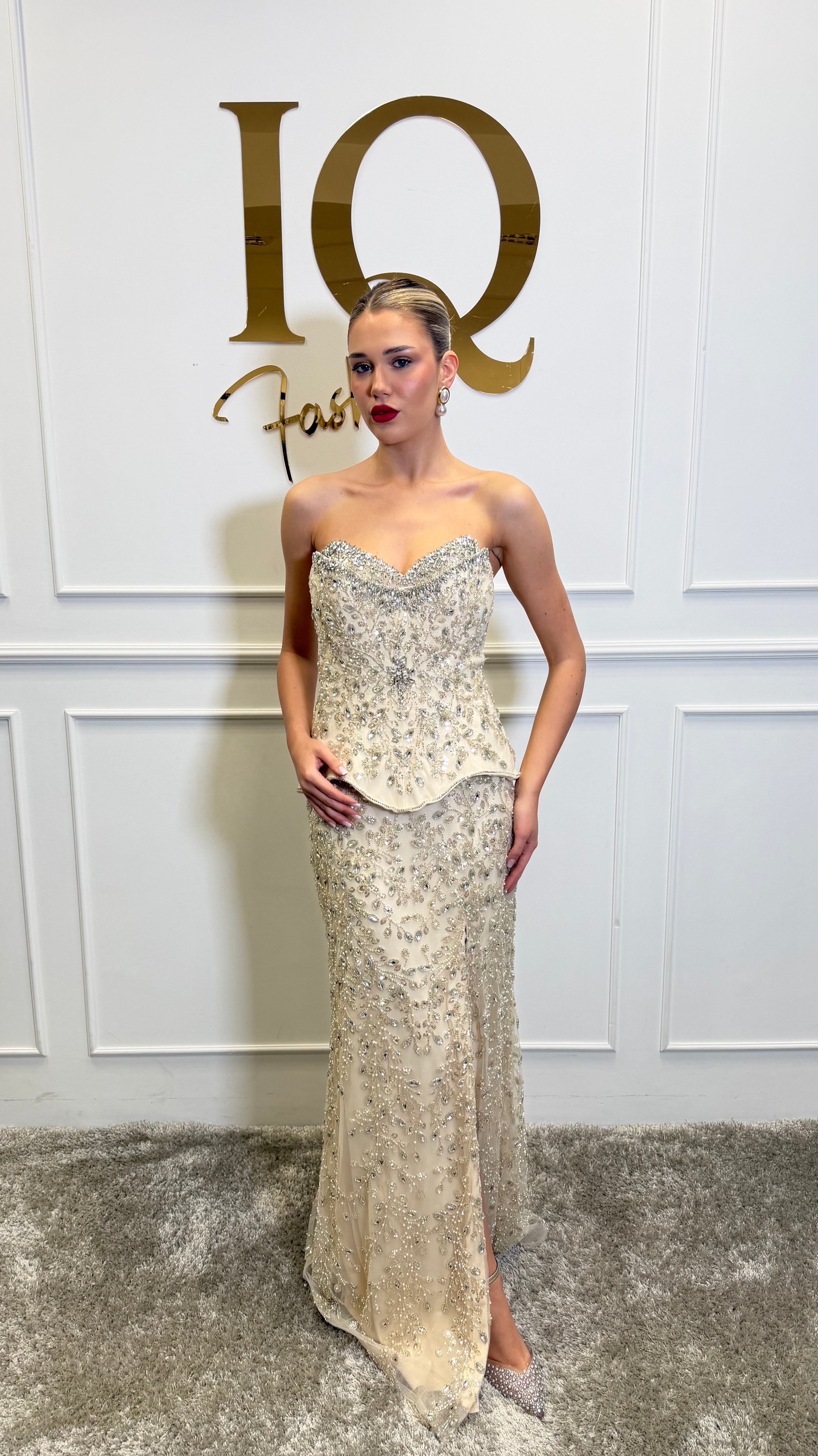 Rochie Seyana beige de la iqfashioncluj, cu croială elegantă și detalii moderne, pe manechin sau întinsă pe fundal.